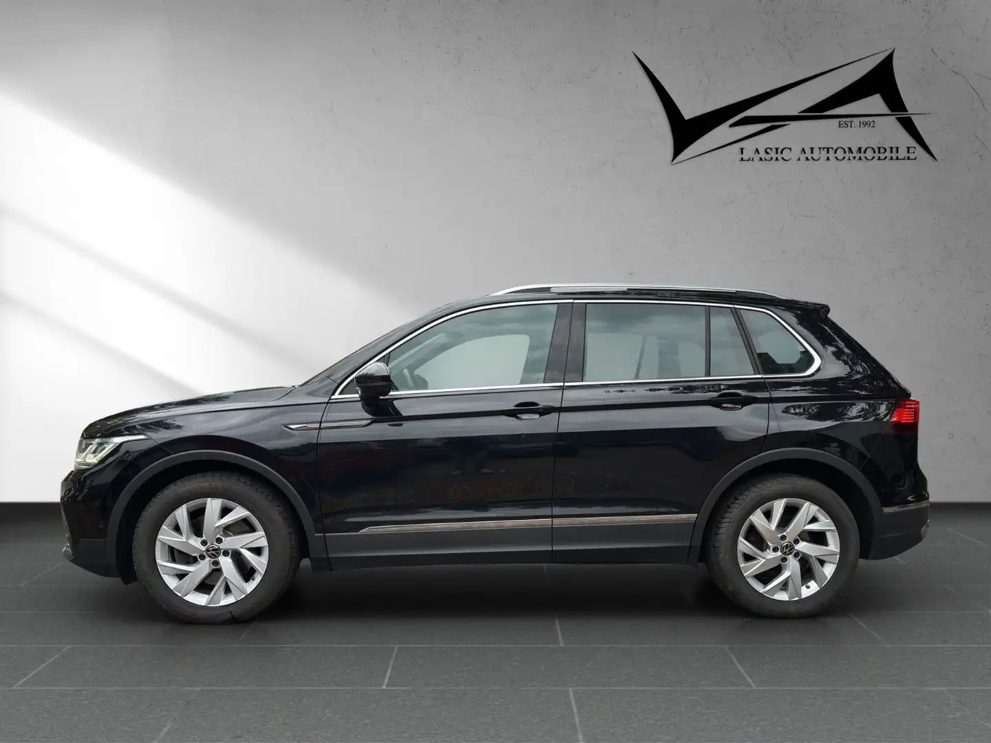 Volkswagen Tiguan Elegance 4M 2.0 TDI DSG Pano Schwarz - 2