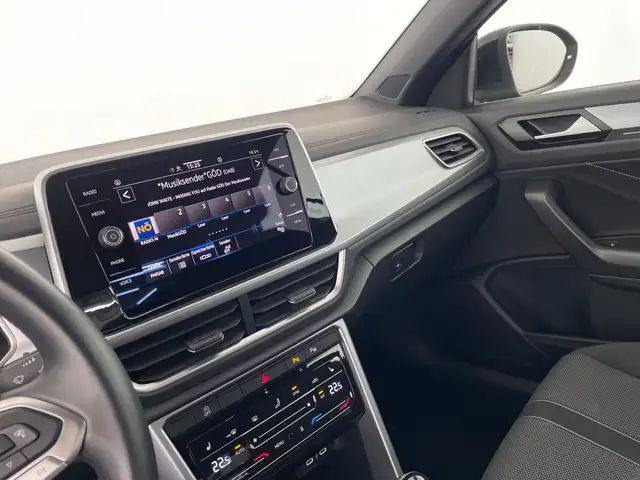 Volkswagen T-Roc view 9