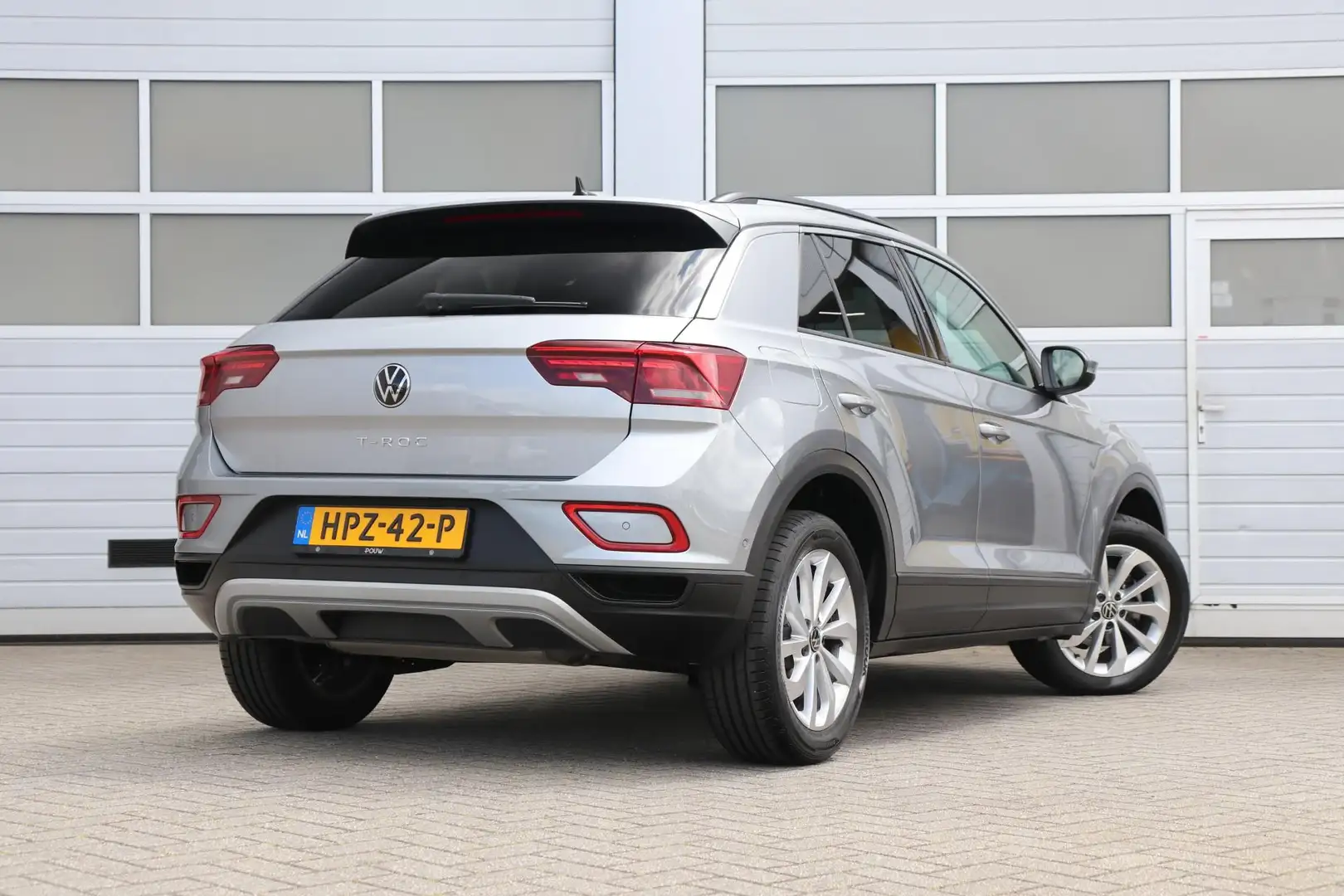 Volkswagen T-Roc 1.5 TSI 150pk Life | App Connect Navigatie | IQ Li Grijs - 2