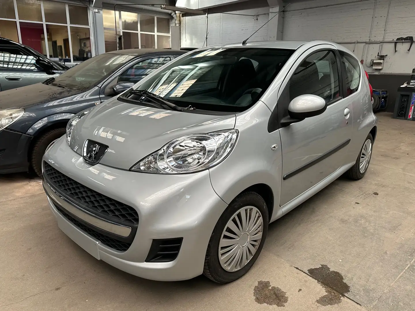 Peugeot 107 107 1.0i Trendy 2Tronic Argent - 1