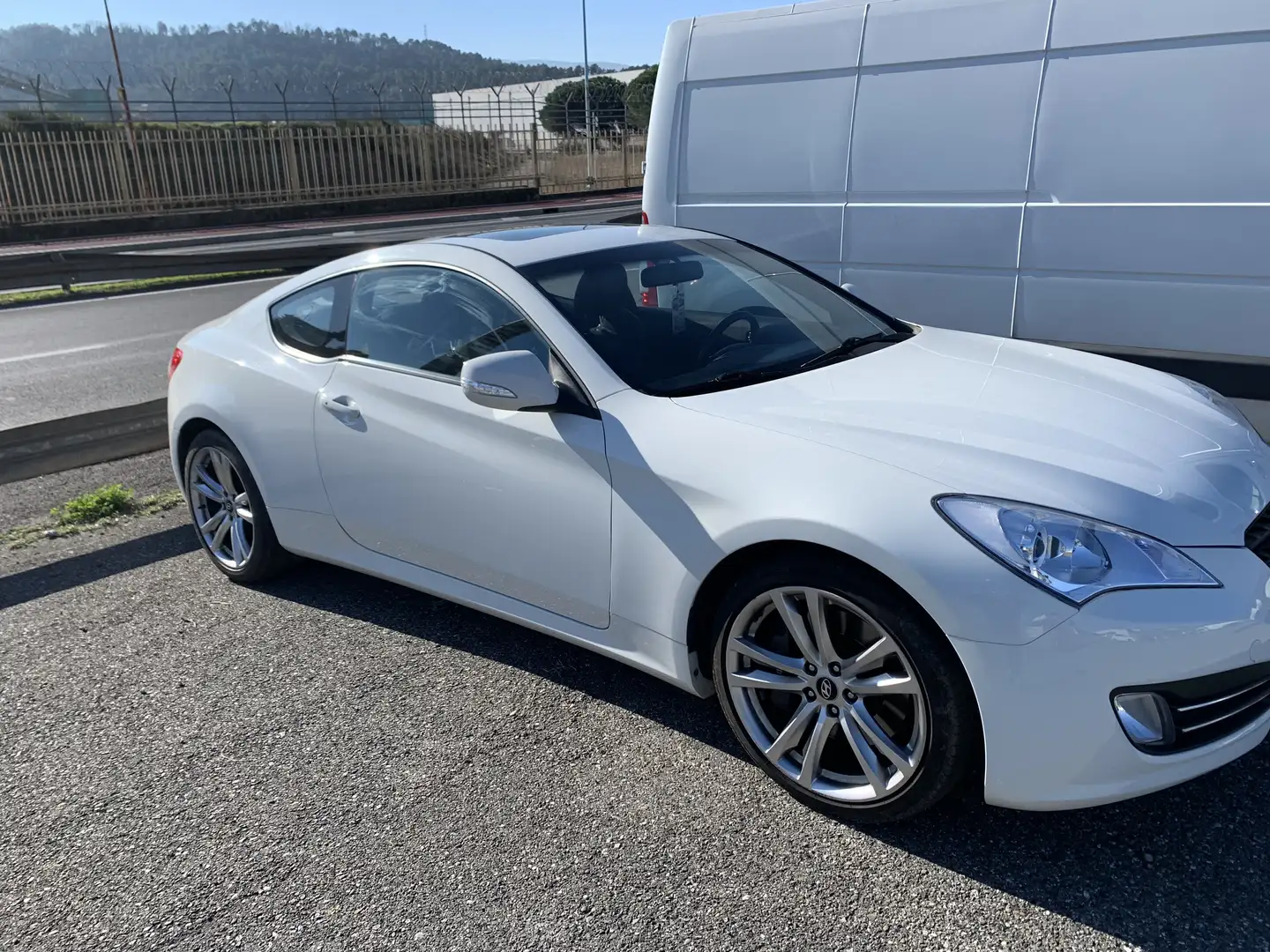 Hyundai Genesis Coupe Blanc - 2