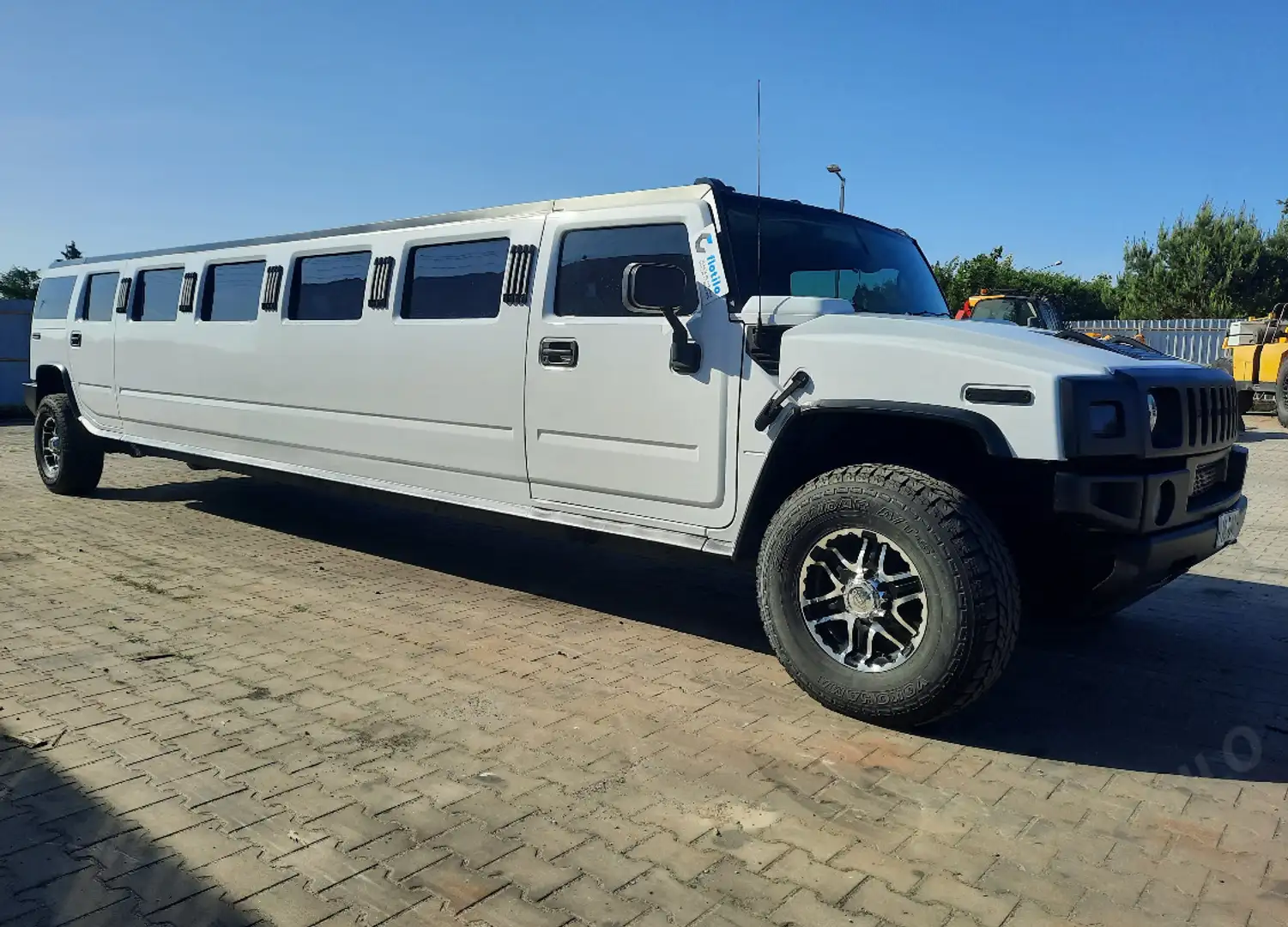 HUMMER H2 6.0i V8 LIMOUSINE - 2