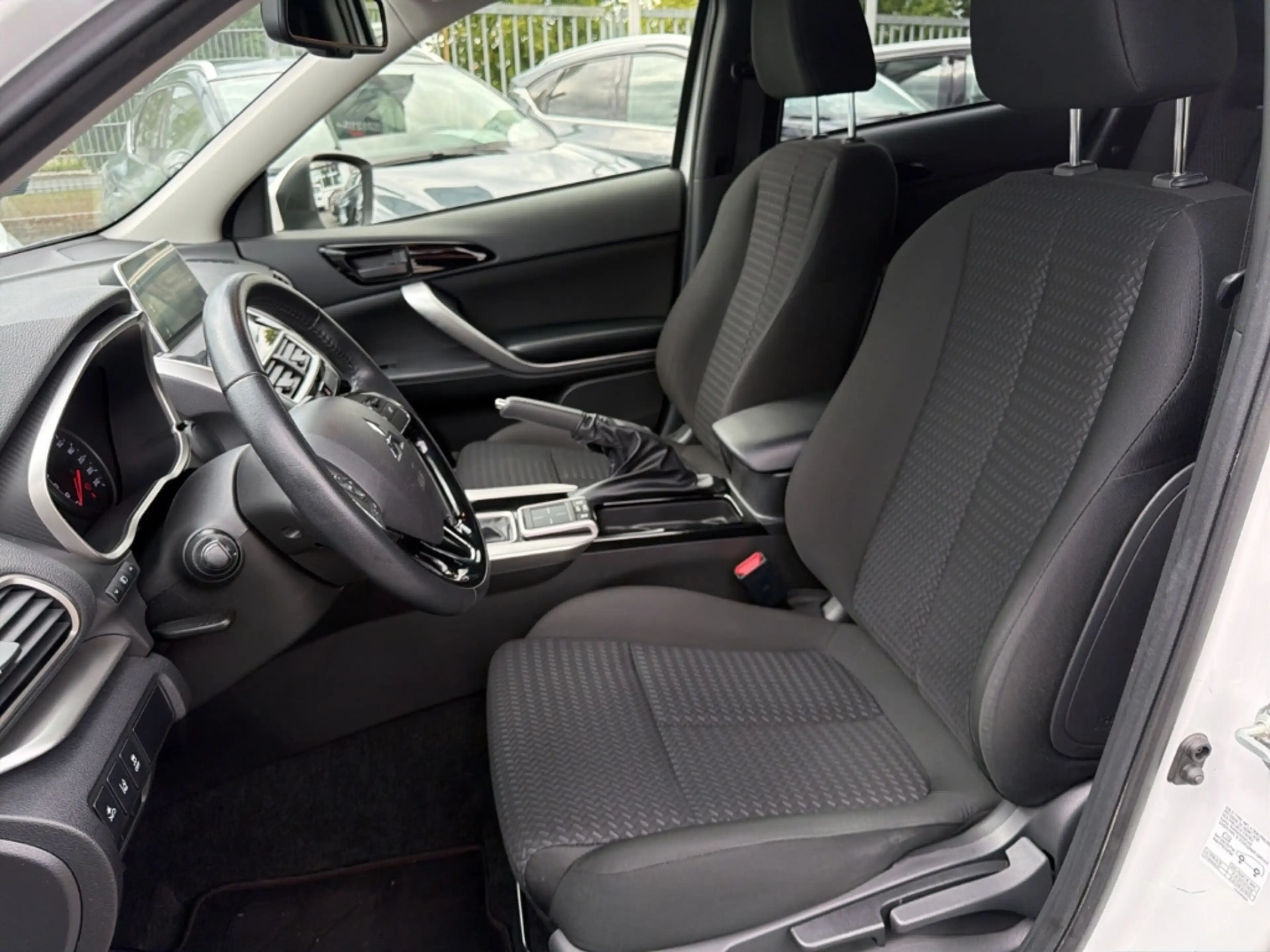 Mitsubishi Eclipse Cross Spirit 2WD 1.5 T-MIVEC AHK Kamera App-Navi — photo 7