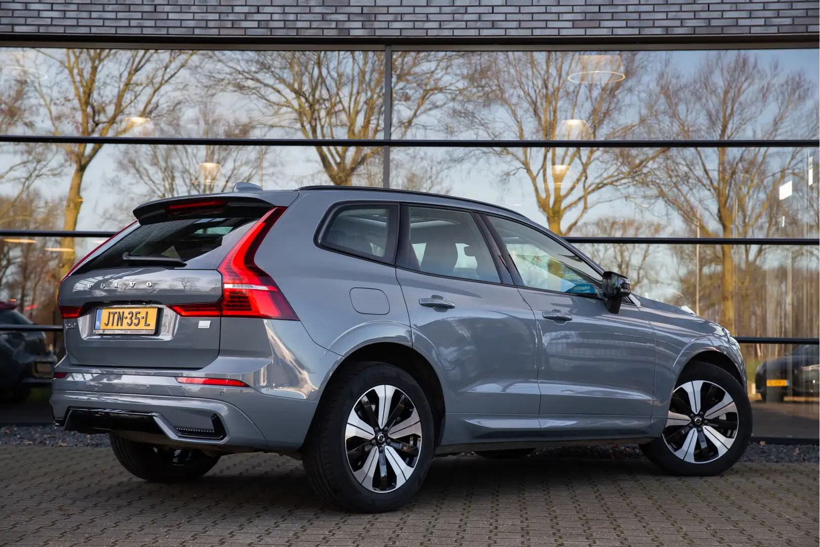 Volvo XC60 2.0 T6 Plug-in hybrid AWD Plus Bright , Panoramada Gris - 2