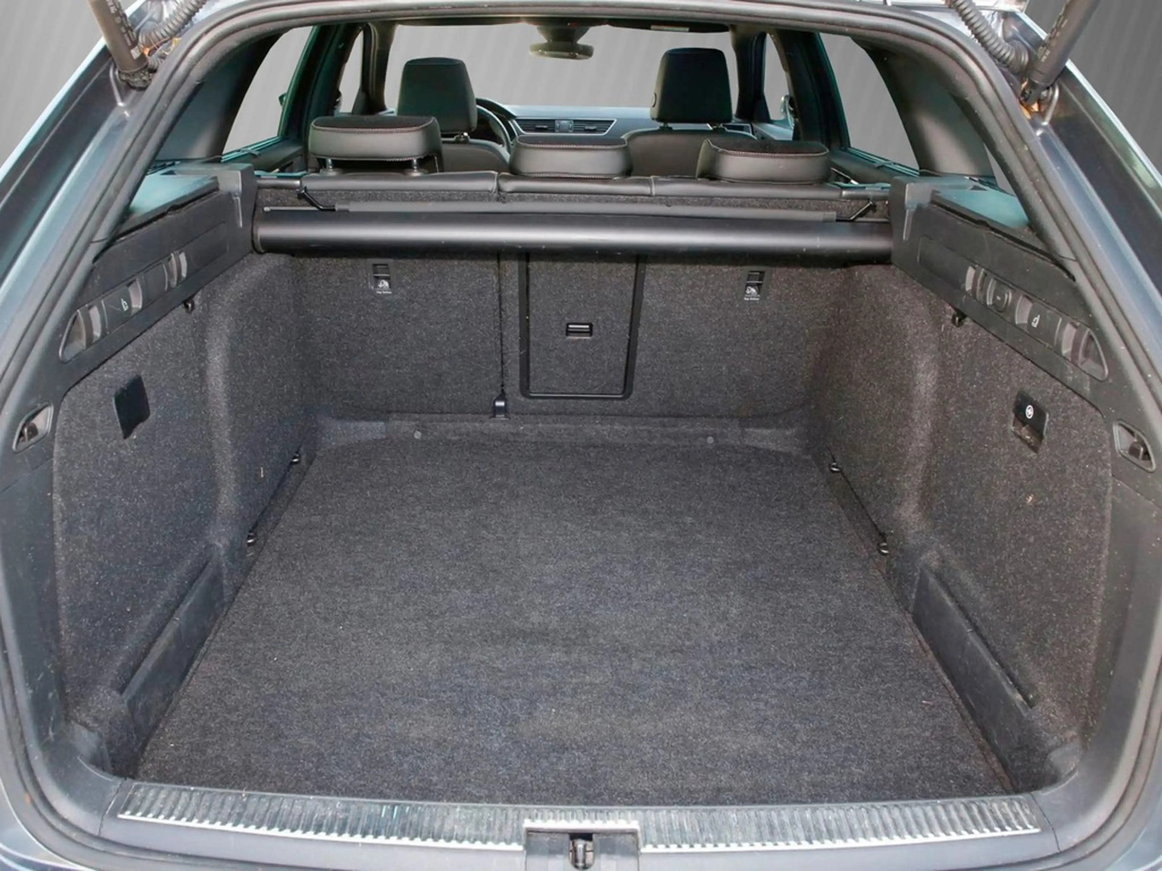 Skoda Superb Combi 2.0 TDI L&K Laurin & Klement 19" — photo 6