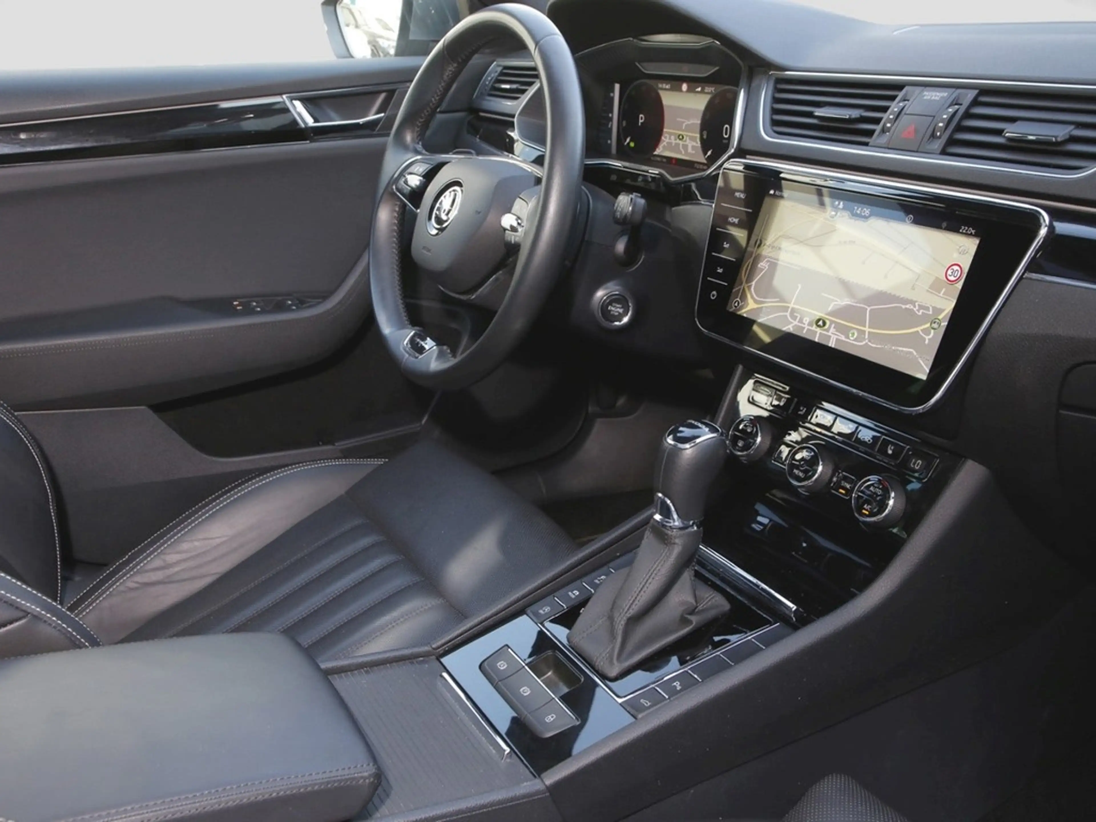 Skoda Superb Combi 2.0 TDI L&K Laurin & Klement 19" — photo 9
