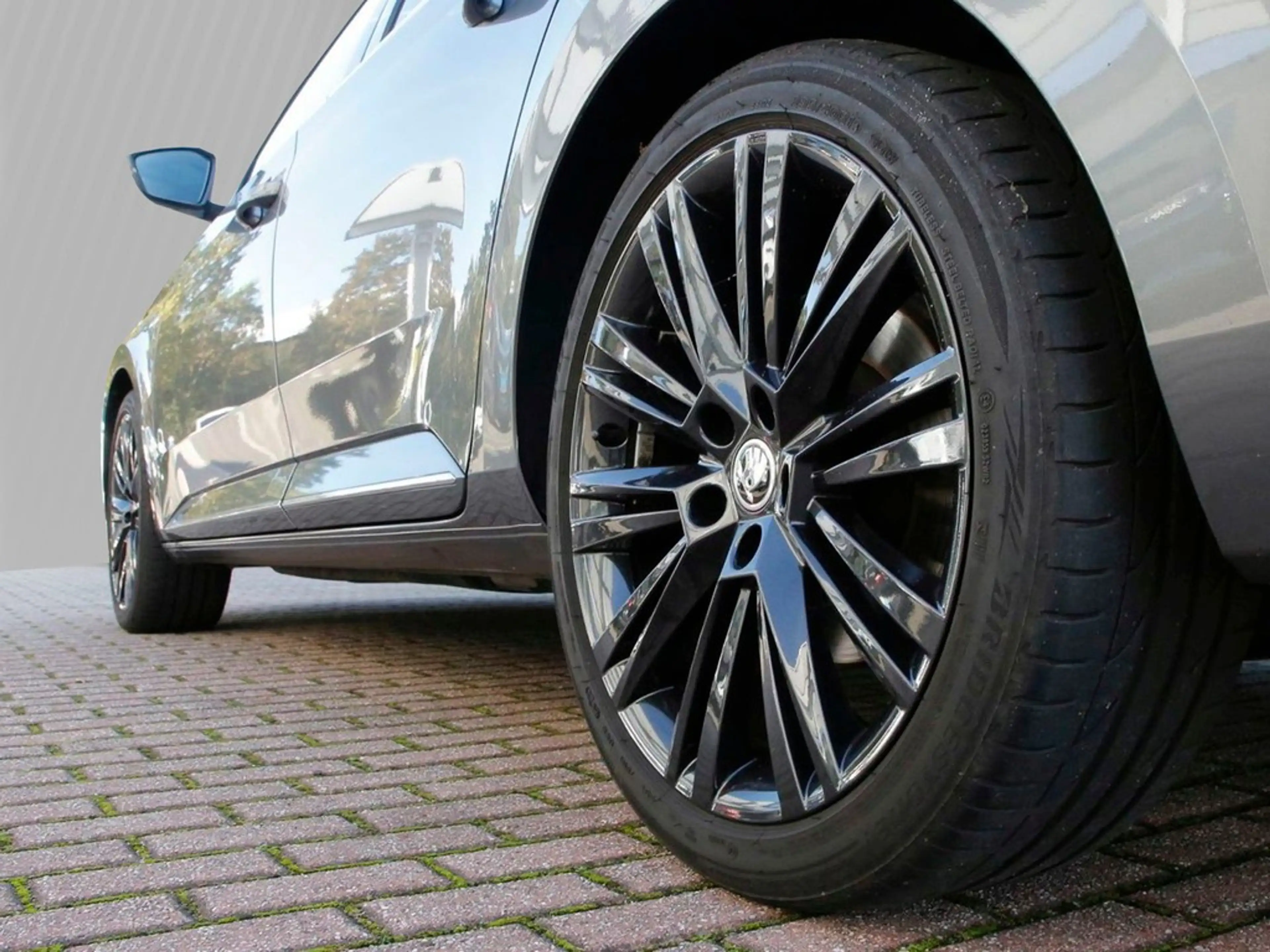 Skoda Superb Combi 2.0 TDI L&K Laurin & Klement 19" — photo 5