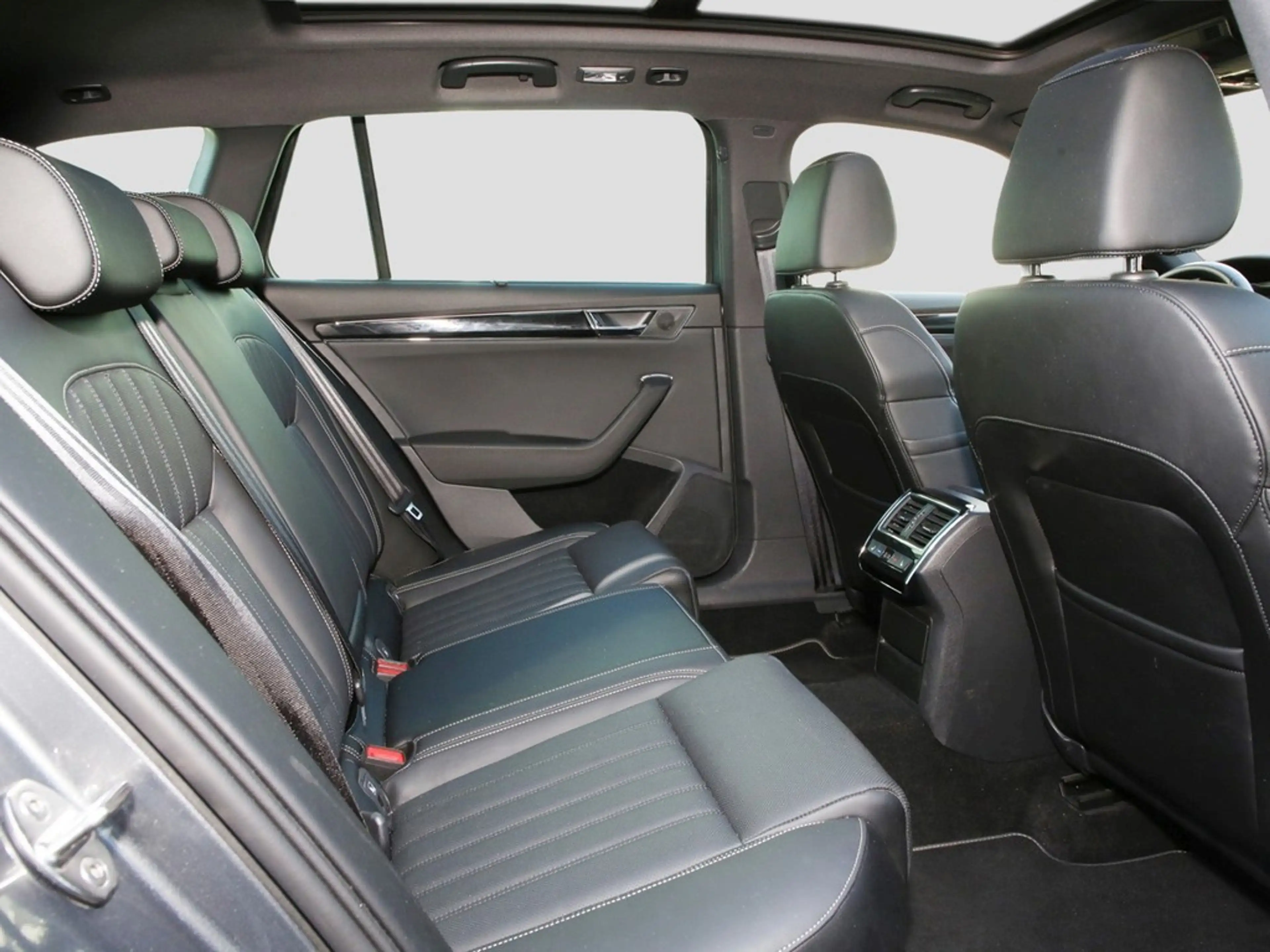 Skoda Superb Combi 2.0 TDI L&K Laurin & Klement 19" — photo 11