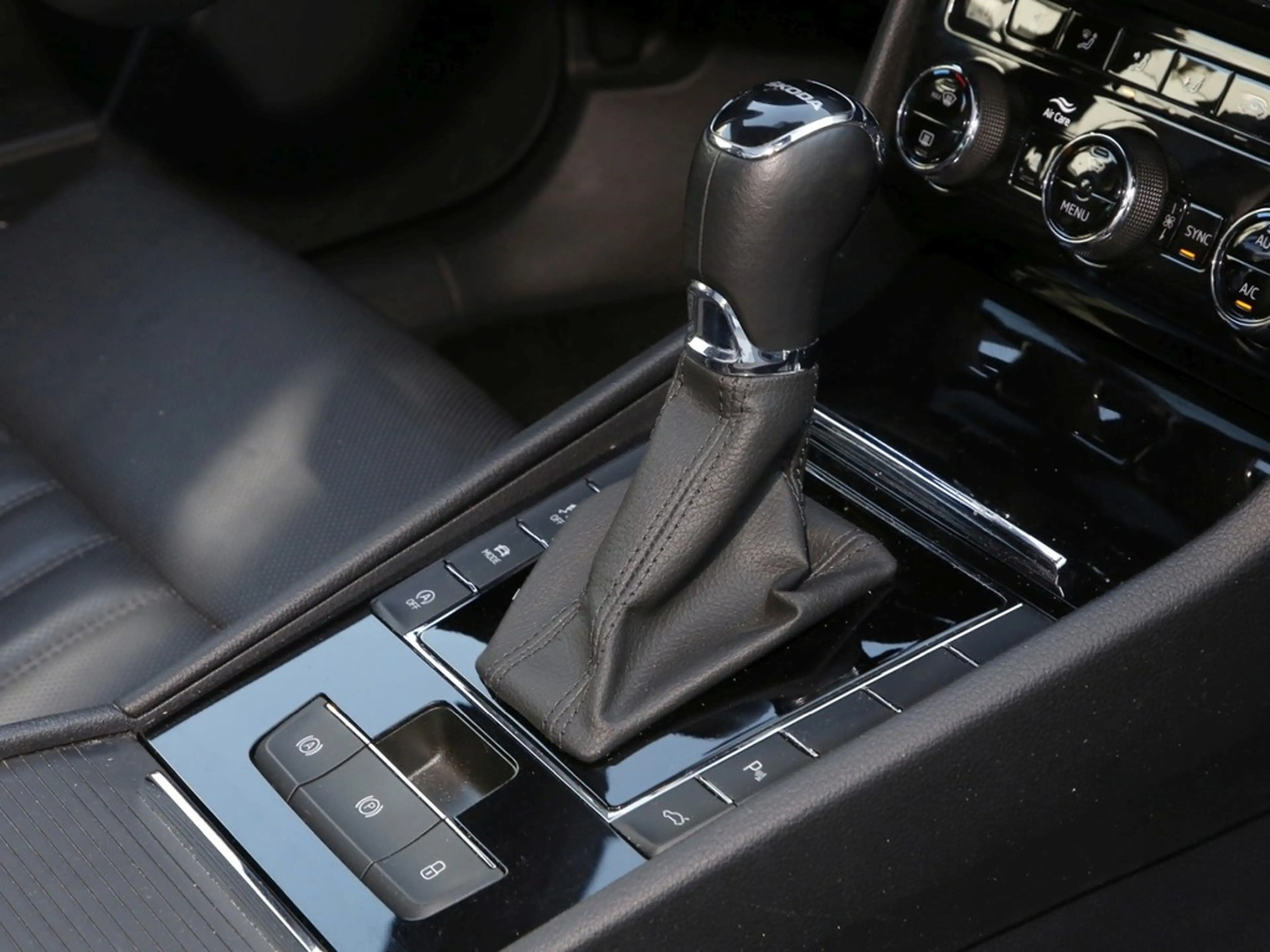 Skoda Superb Combi 2.0 TDI L&K Laurin & Klement 19" — photo 10