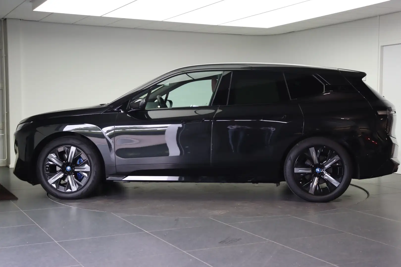 BMW iX xDrive40 High Executive / Sportpakket / Panoramada Schwarz - 2