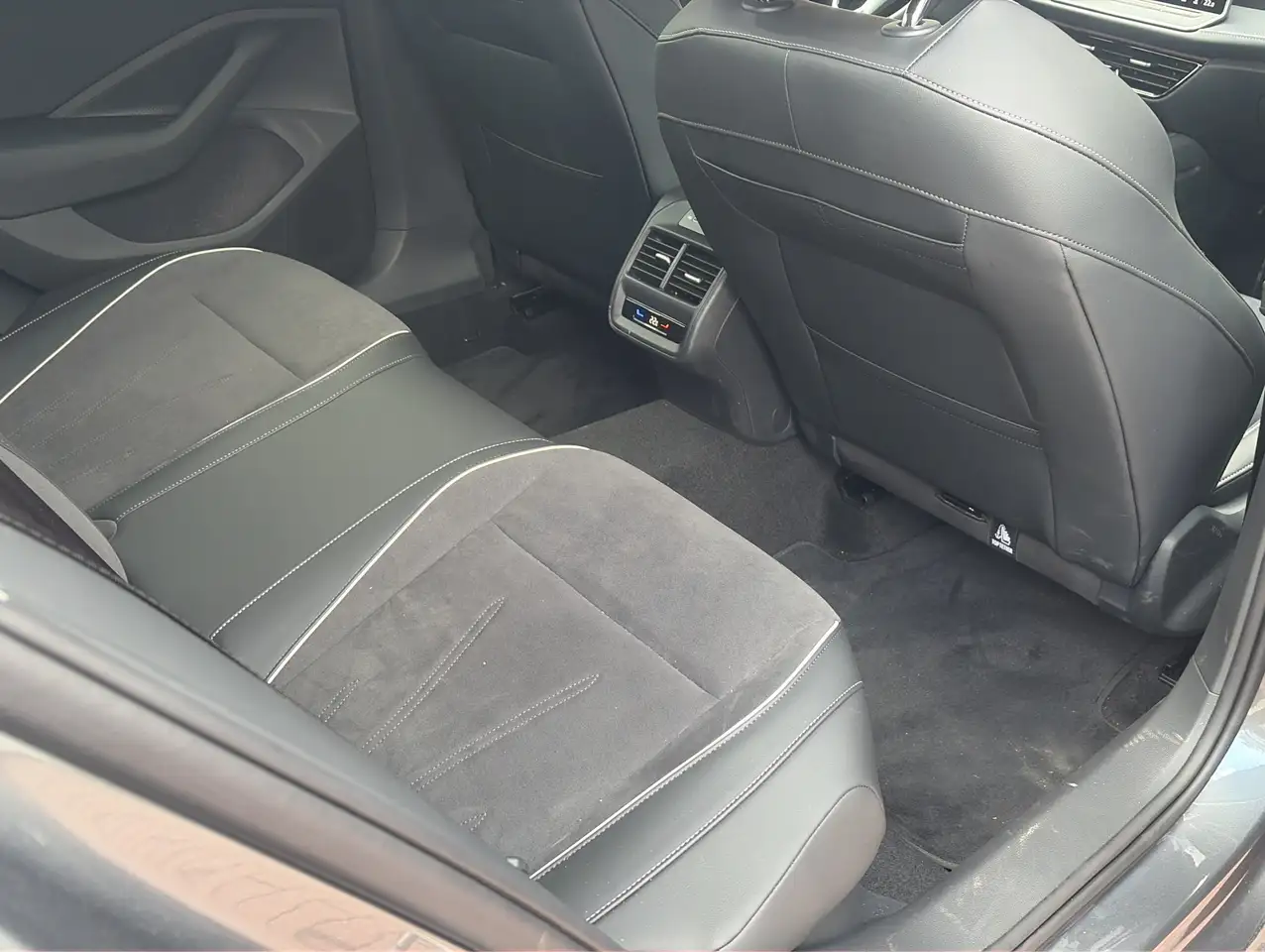 Volkswagen Passat Variant 1.5 eTSI MHEV DSG*Massage*KeyGo*Navi*LED 16