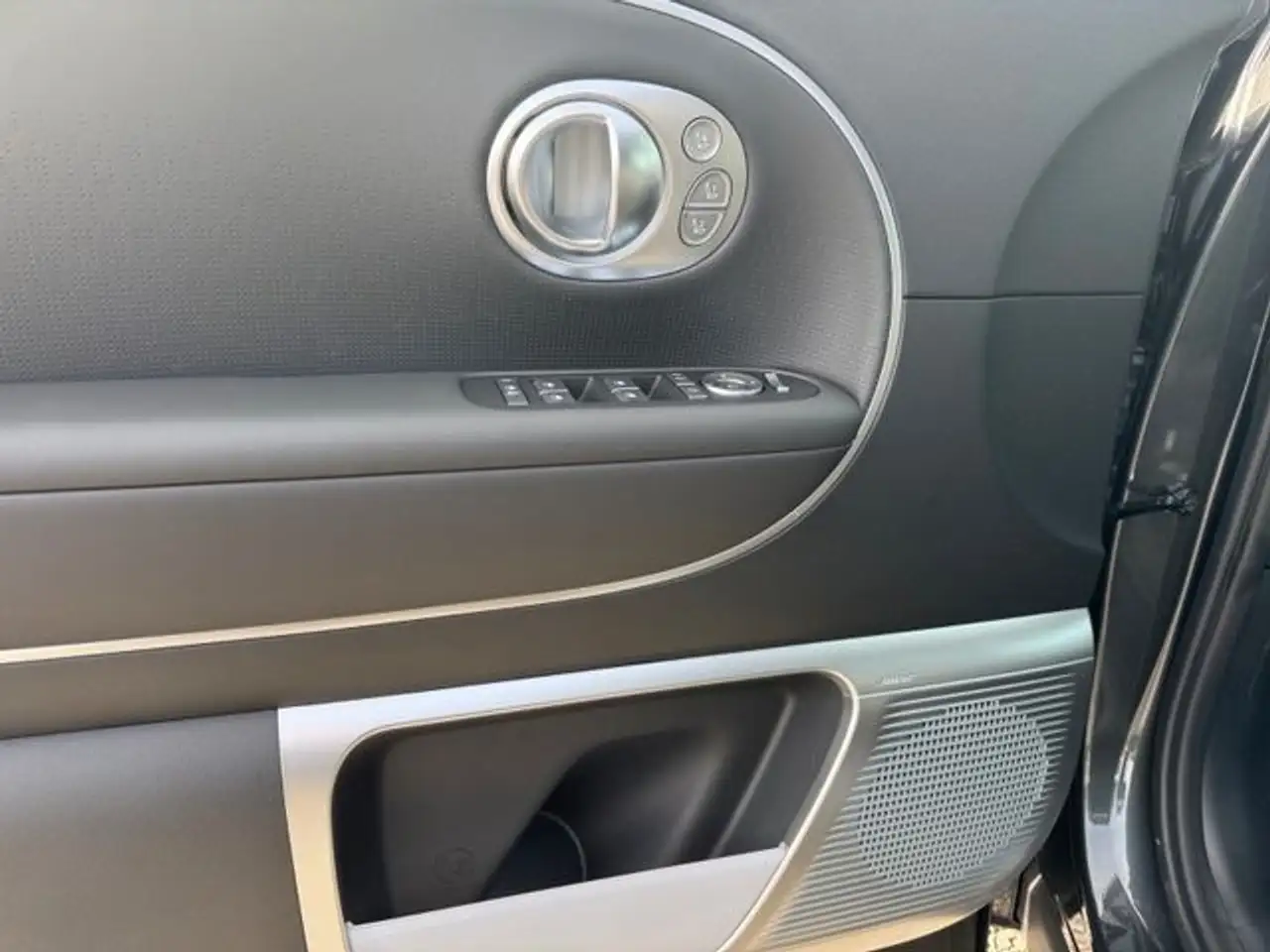 Hyundai IONIQ 9 110kWh 4WD UNIQ 6 Sitzer Pano-Dach HUD StandHZG Pa 17