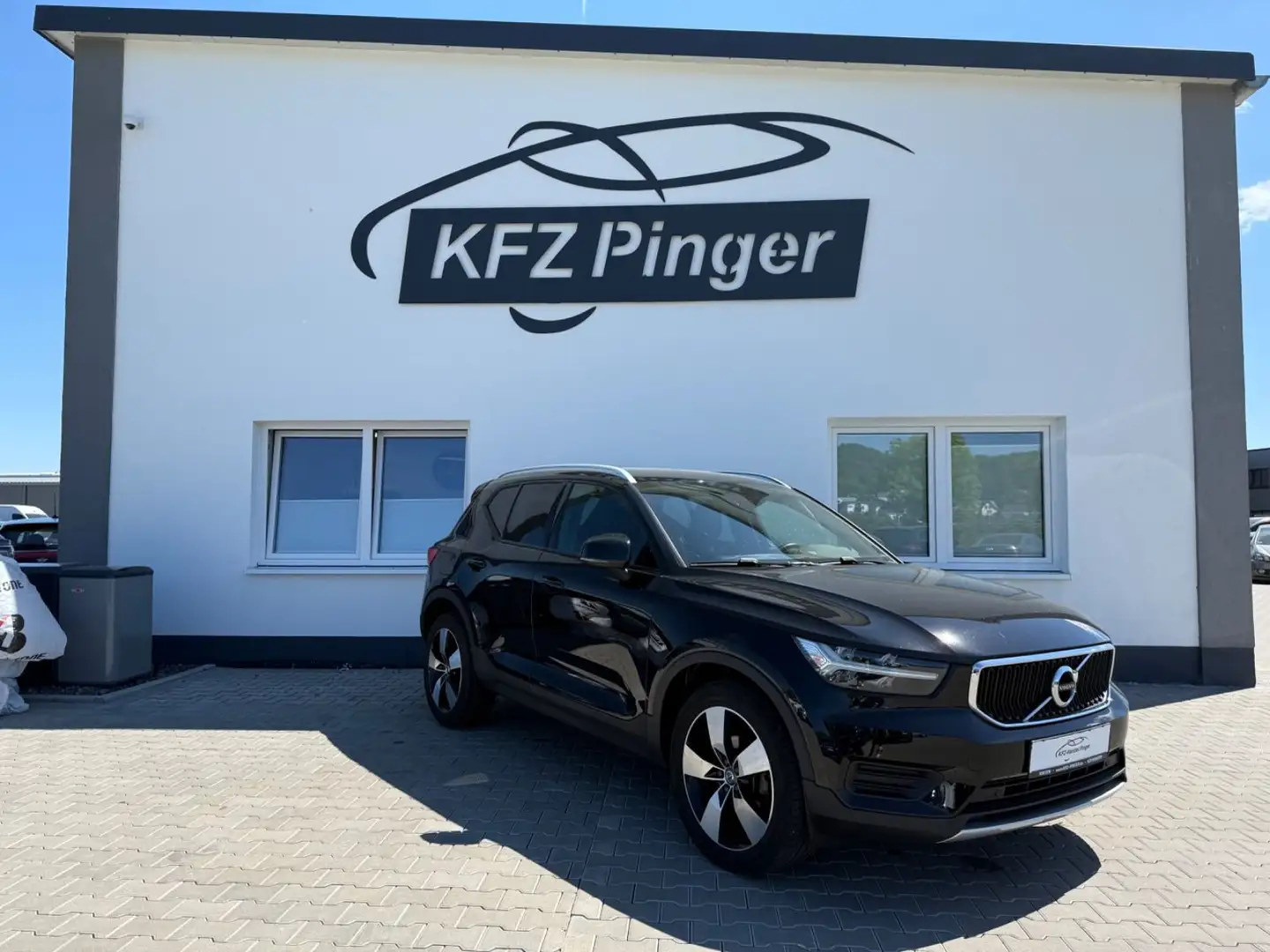 Volvo XC40 XC40 Momentum 2WD Schwarz - 1