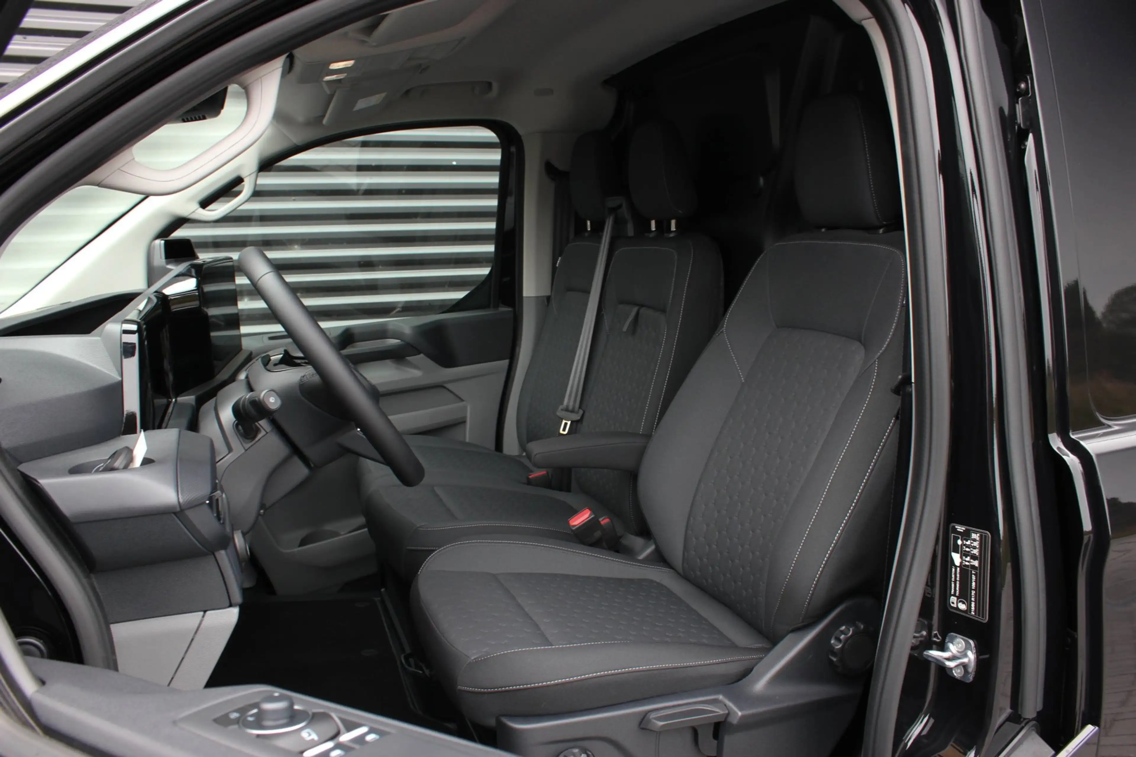 Ford E-Transit Cust. 340 L2H1 Limited 71kWh 218PK / 360 CAMERA / — photo 13