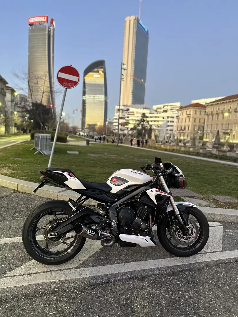 Triumph Street Triple S - 1