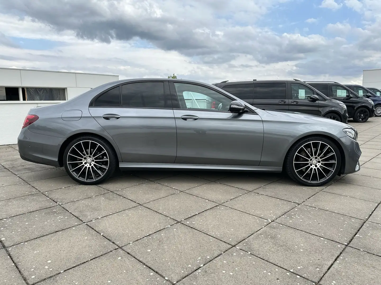 Mercedes-Benz E 220 d/PANODAK/DISTRONIC+/TREKH/AMG/COMAND APS/NIGHT Grijs - 2