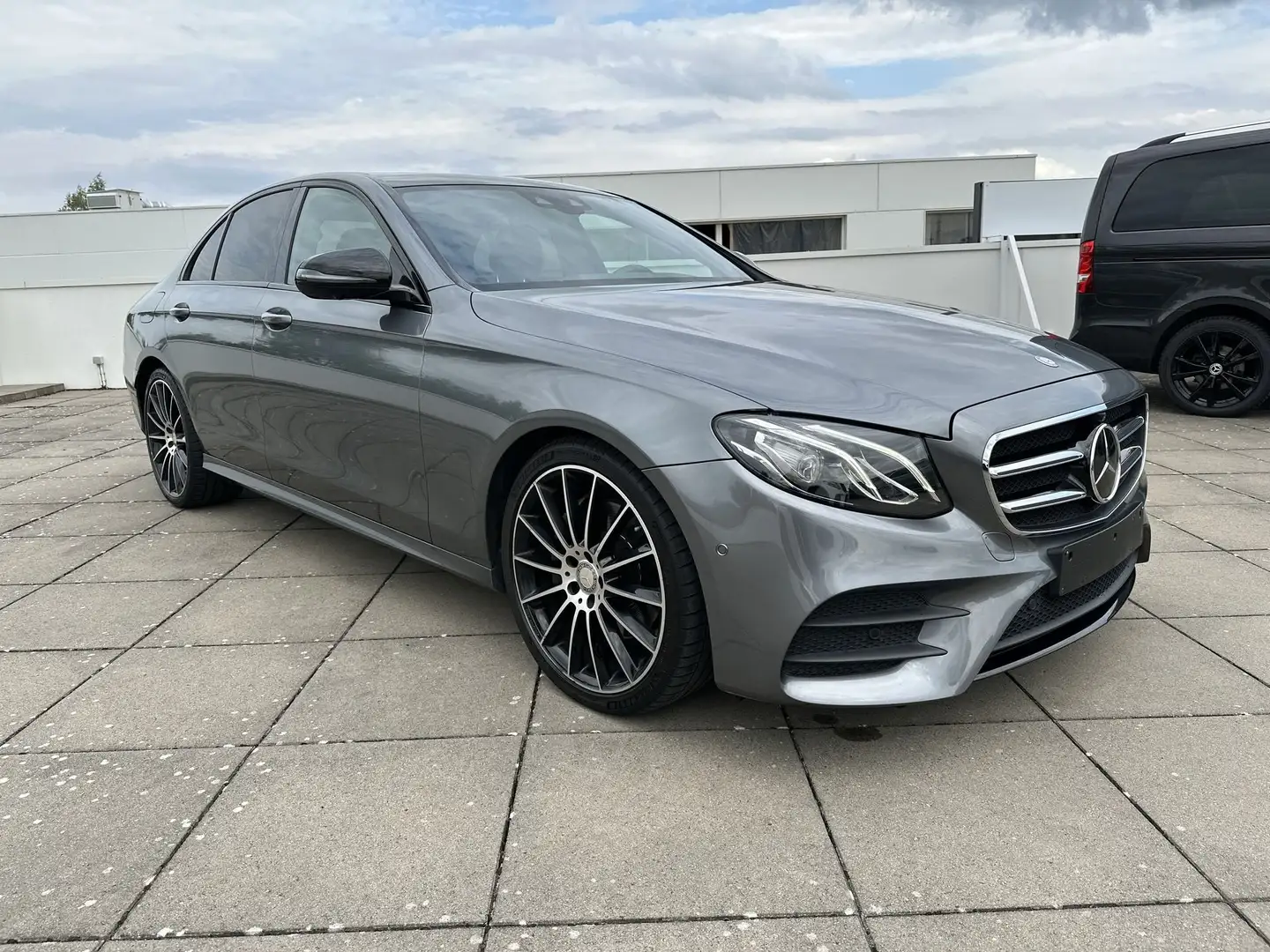 Mercedes-Benz E 220 d/PANODAK/DISTRONIC+/TREKH/AMG/COMAND APS/NIGHT Grijs - 1