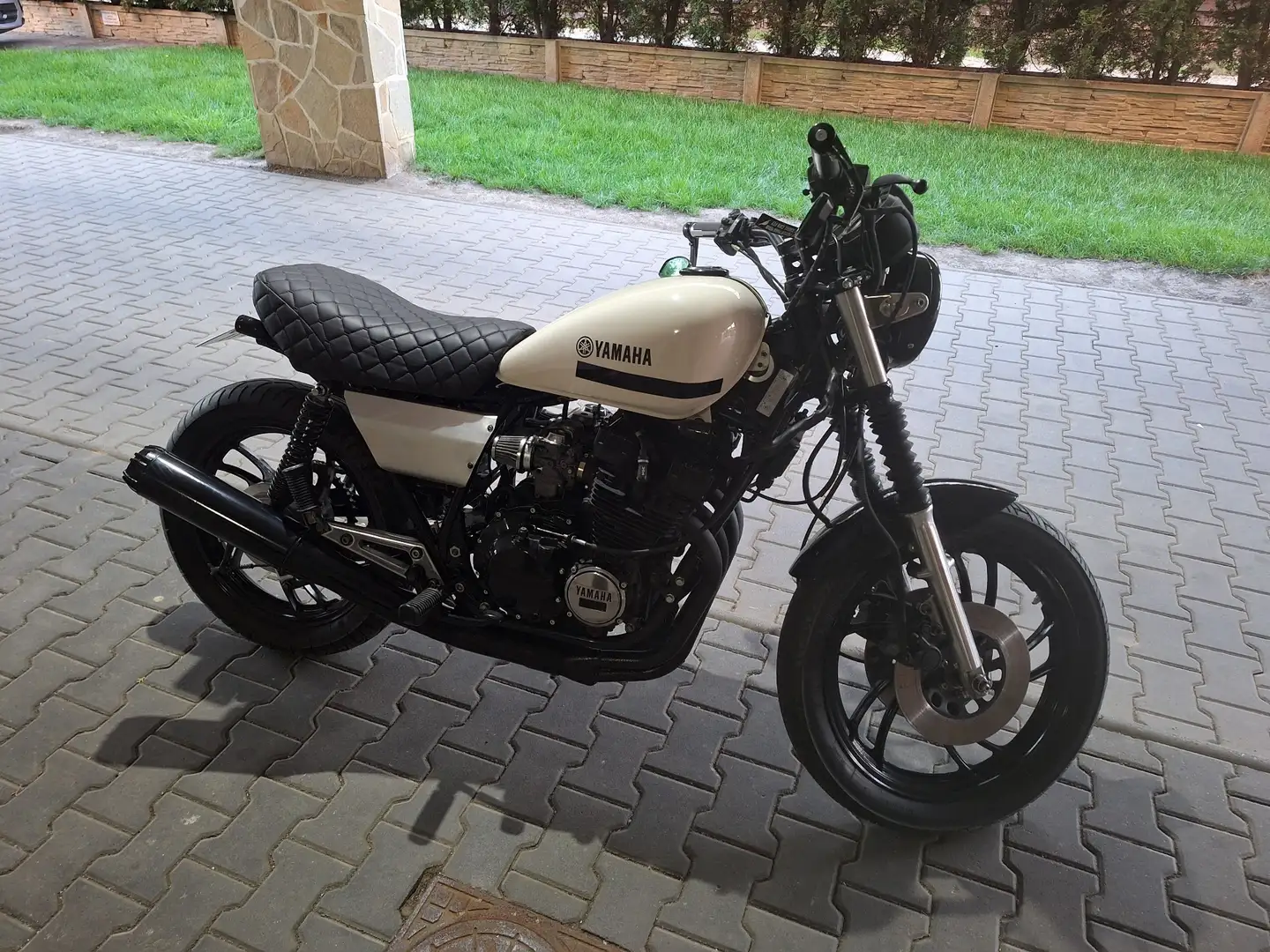 Yamaha XJ 550 bobber / caffe racer Blanco - 1
