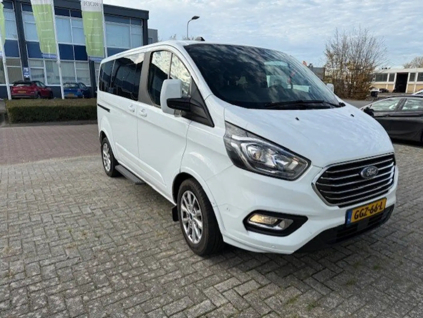 Ford Tourneo Custom 320 2.0 VIP 9 persoons uitvoering Wit - 1