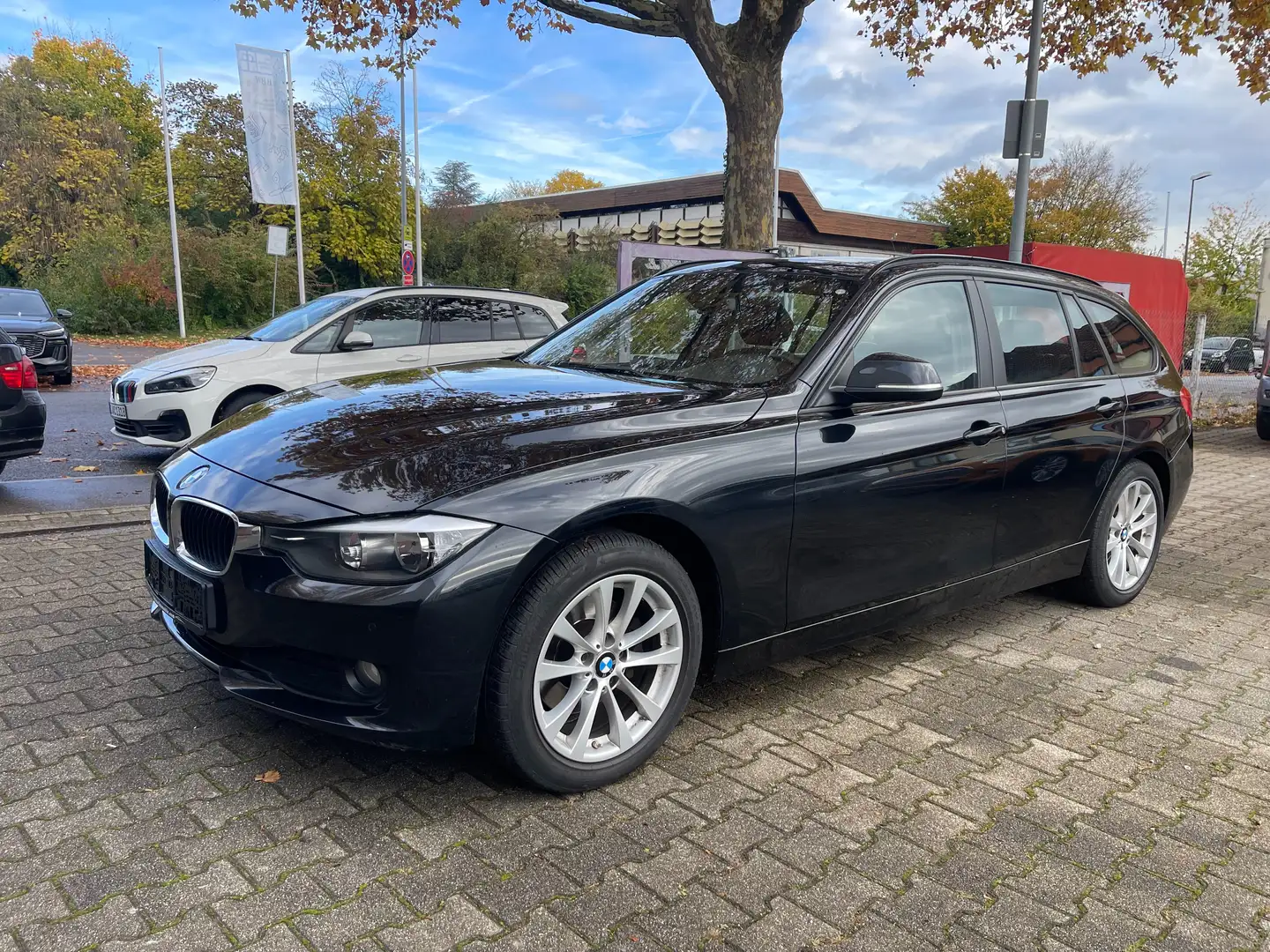BMW 320 320d Touring xDrive .Navi,Panoramadach,Volllder Schwarz - 1