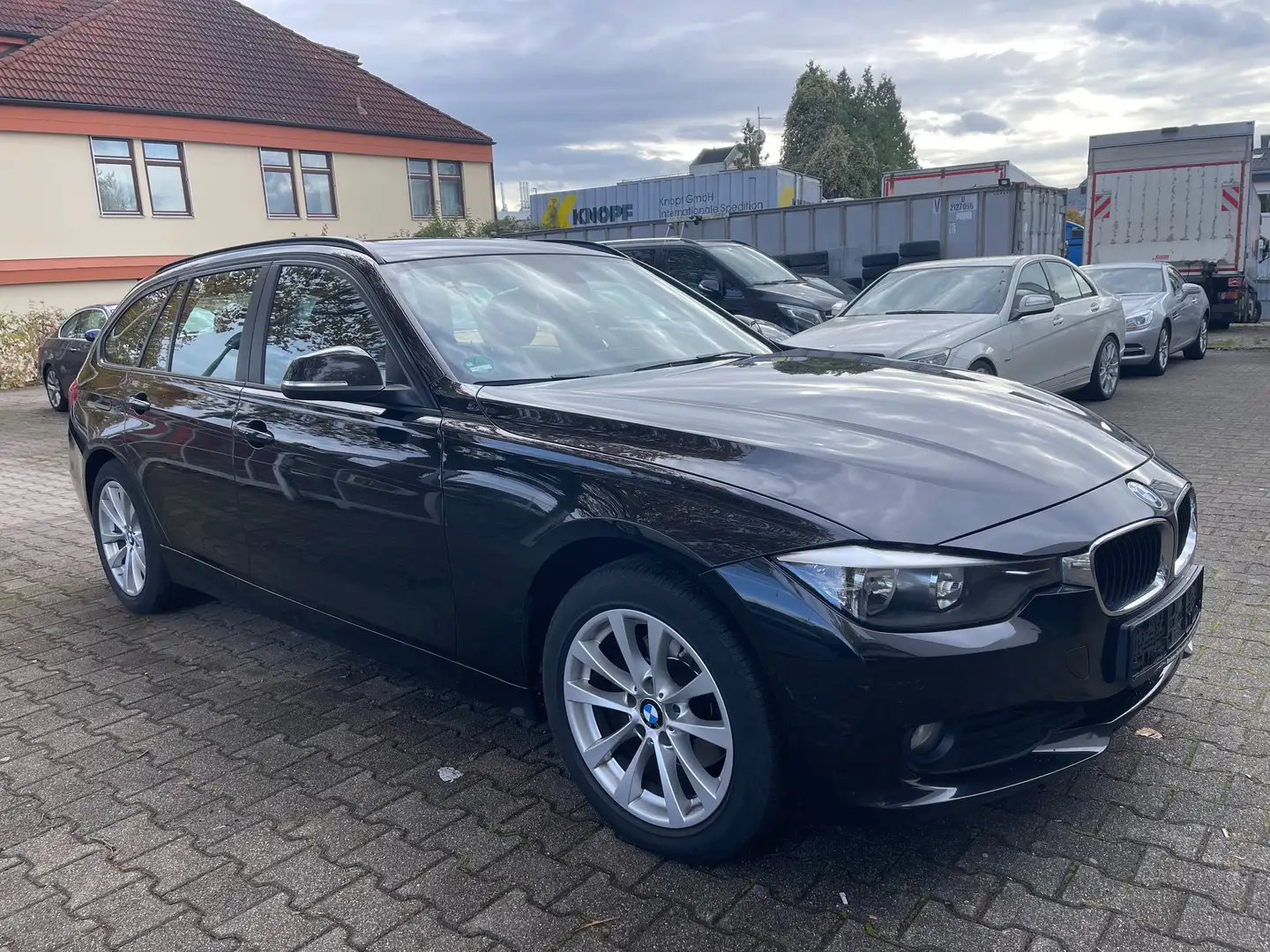 BMW 320 320d Touring xDrive .Navi,Panoramadach,Volllder Schwarz - 2