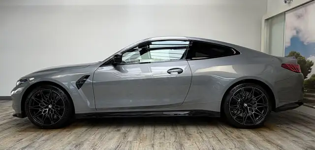 BMW M4 view 3