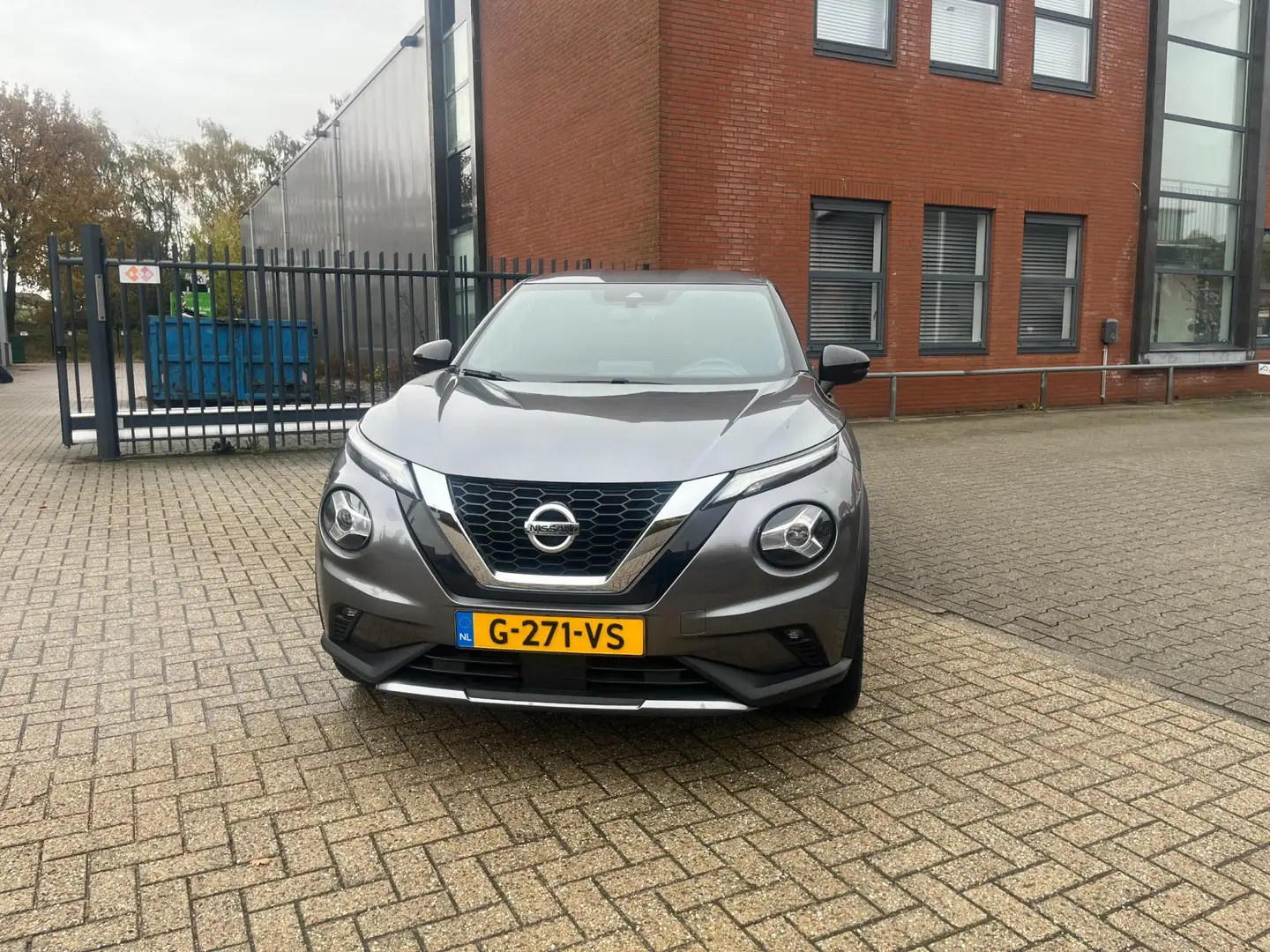 Nissan Juke 1.0 DIG-T N-Connecta Grijs - 2