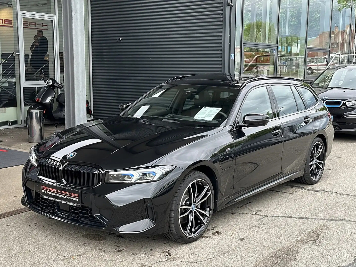 BMW 330 e PHEV Touring Aut. ,Panorama, M-Paket, Harman/... Schwarz - 1
