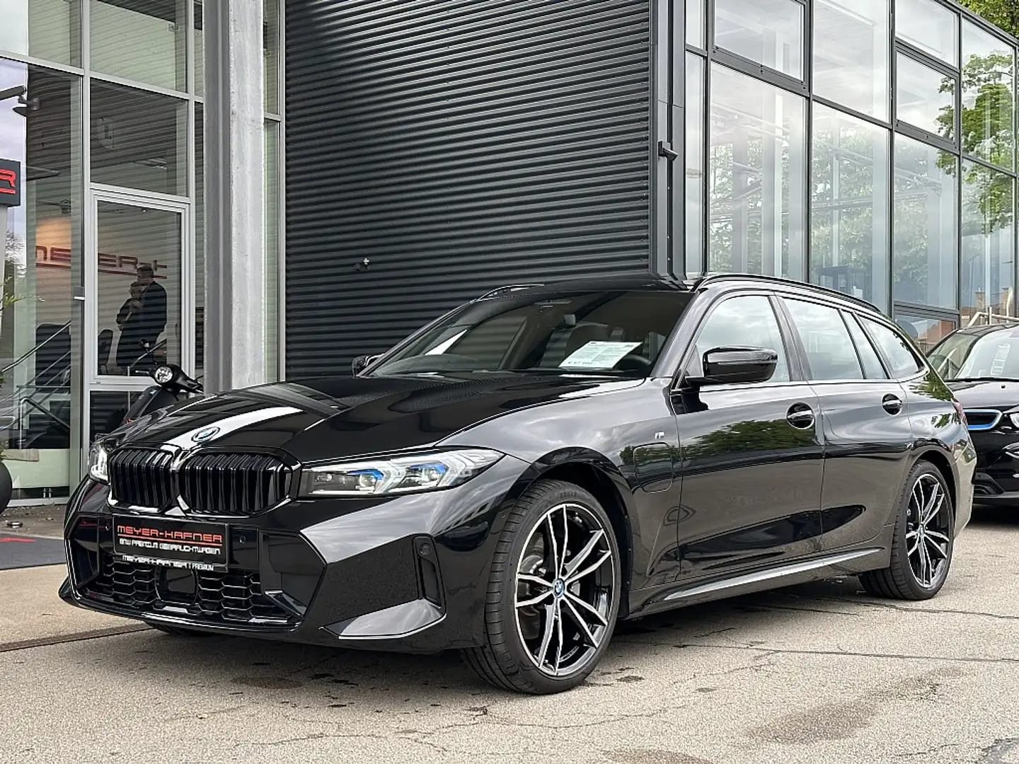 BMW 330 e PHEV Touring Aut. ,Panorama, M-Paket, Harman/... Schwarz - 2