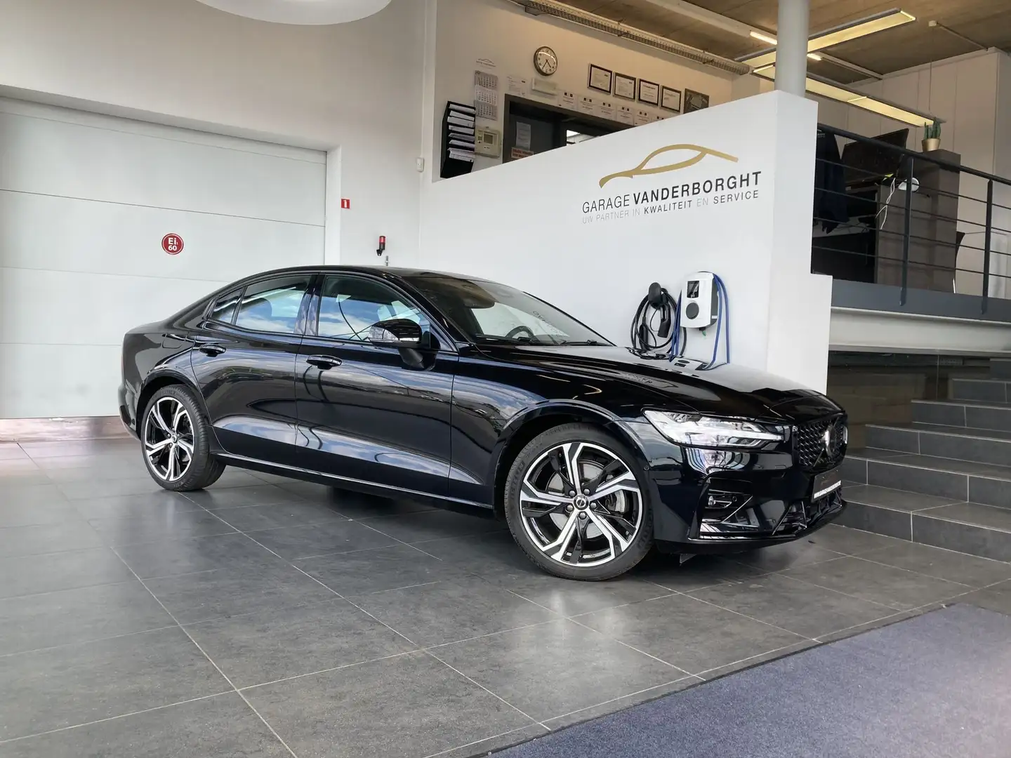 Volvo S60 PLUS DARK HYBRID BENZINE OPEN DAK+TAL VAN OPTIES Zwart - 1
