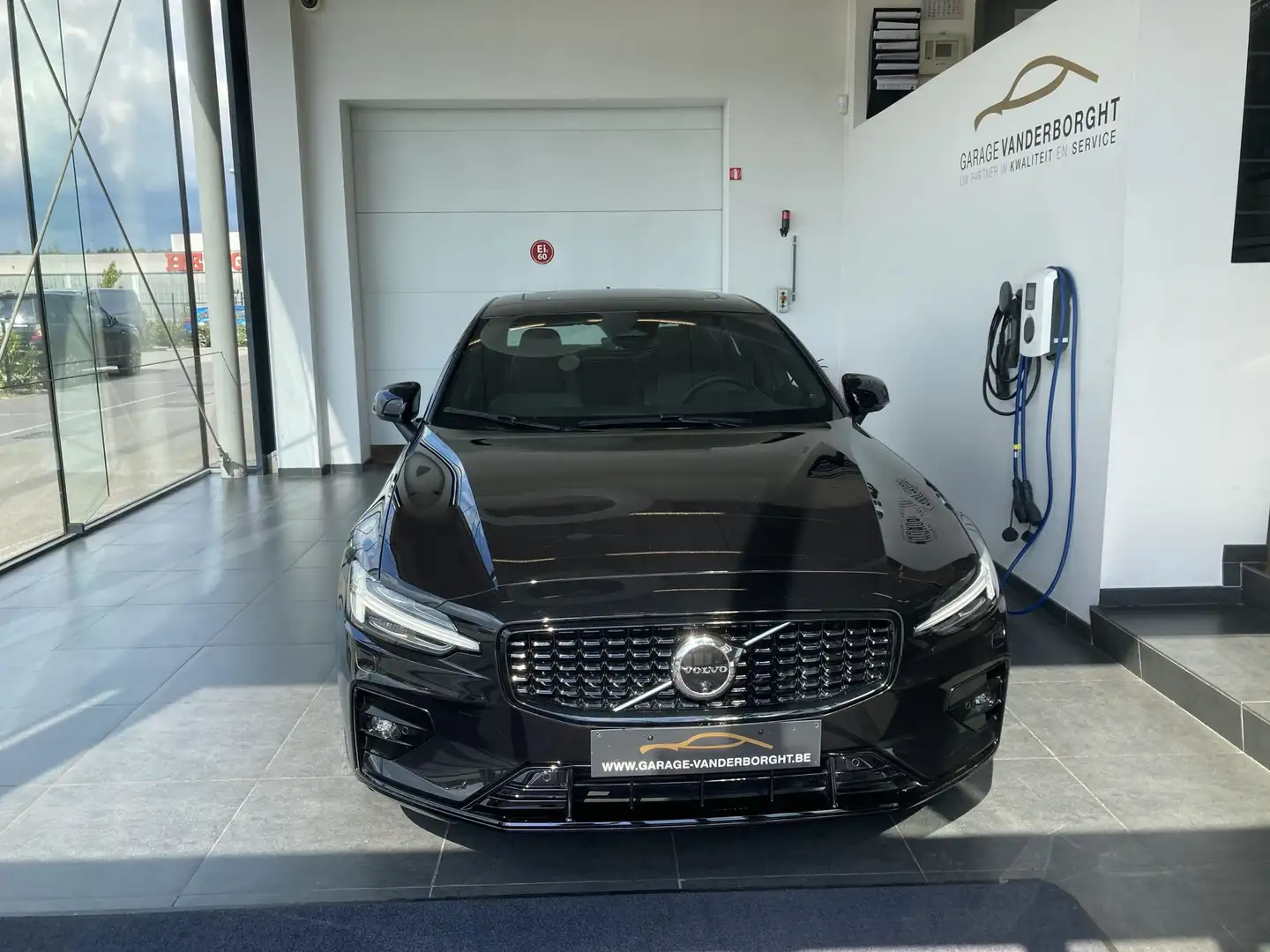 Volvo S60 PLUS DARK HYBRID BENZINE OPEN DAK+TAL VAN OPTIES Zwart - 2