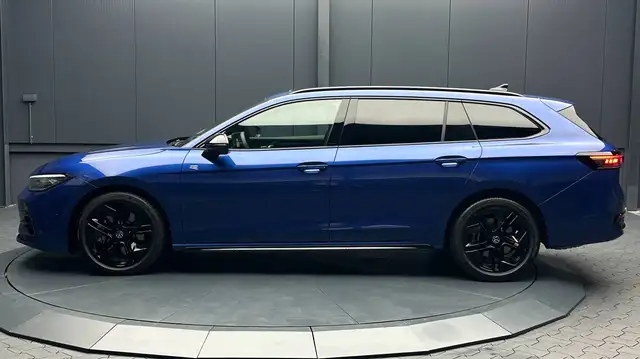 Volkswagen Passat view 2