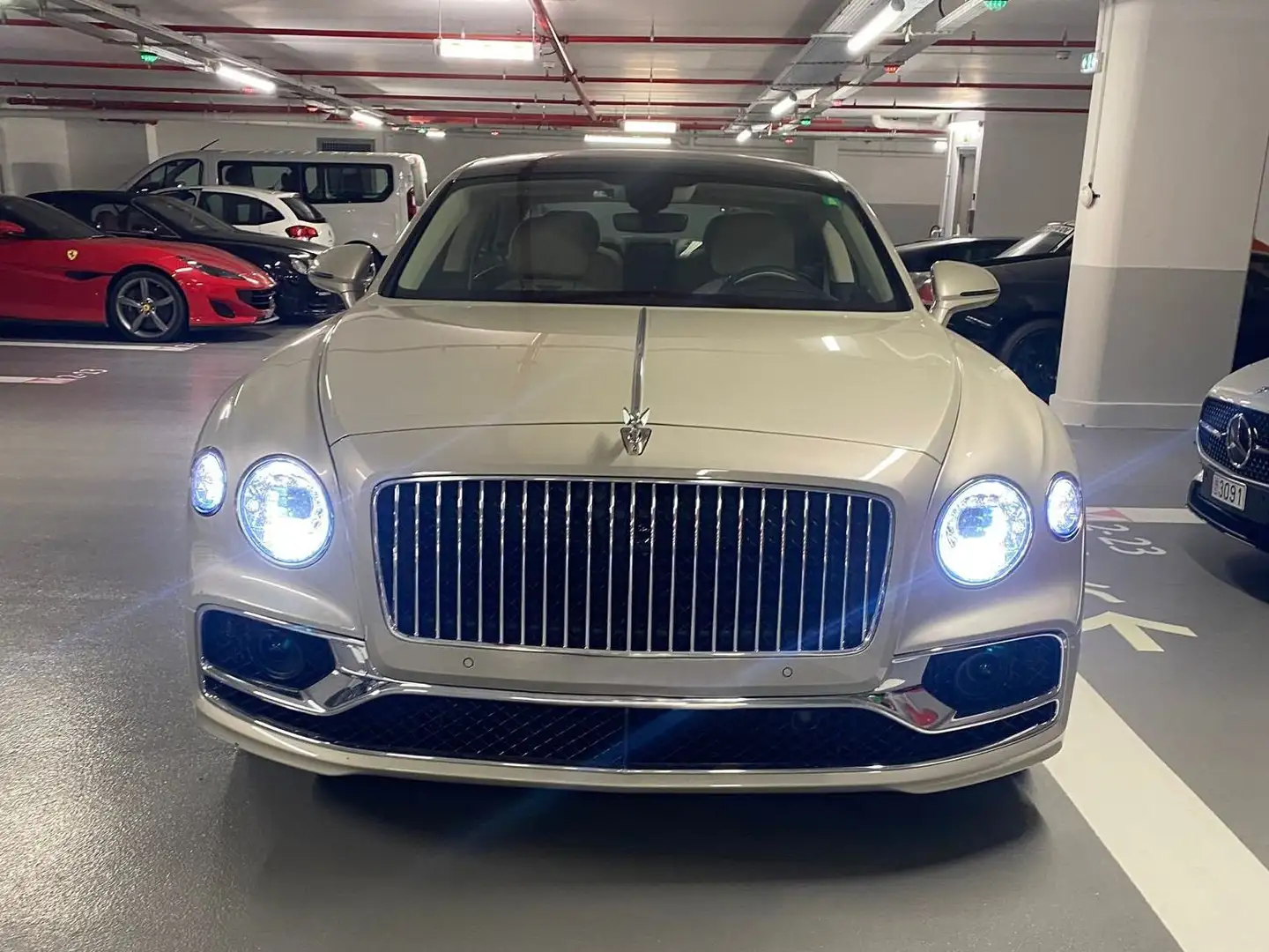 Bentley Flying Spur Бежевий - 2