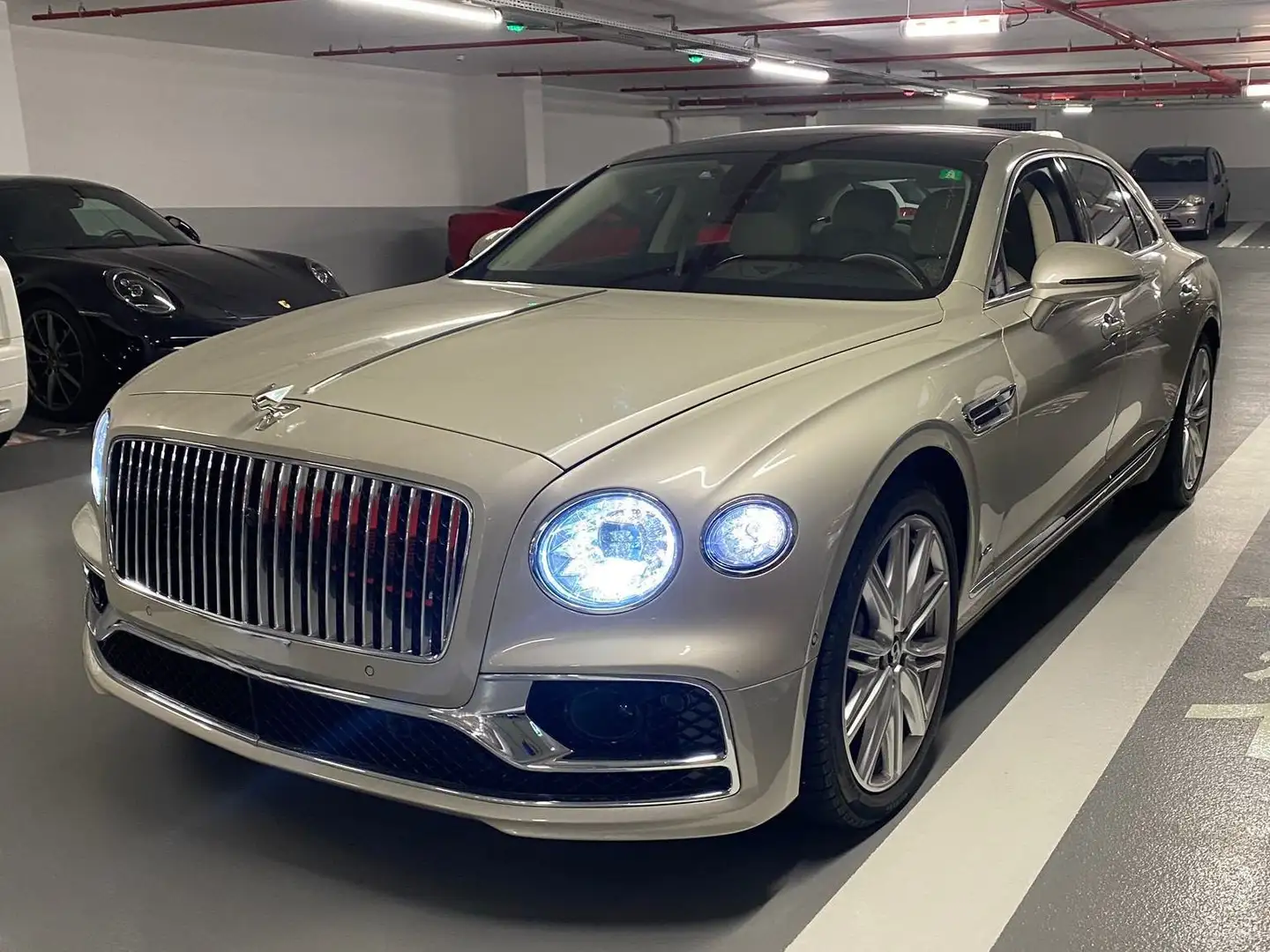 Bentley Flying Spur Beige - 1