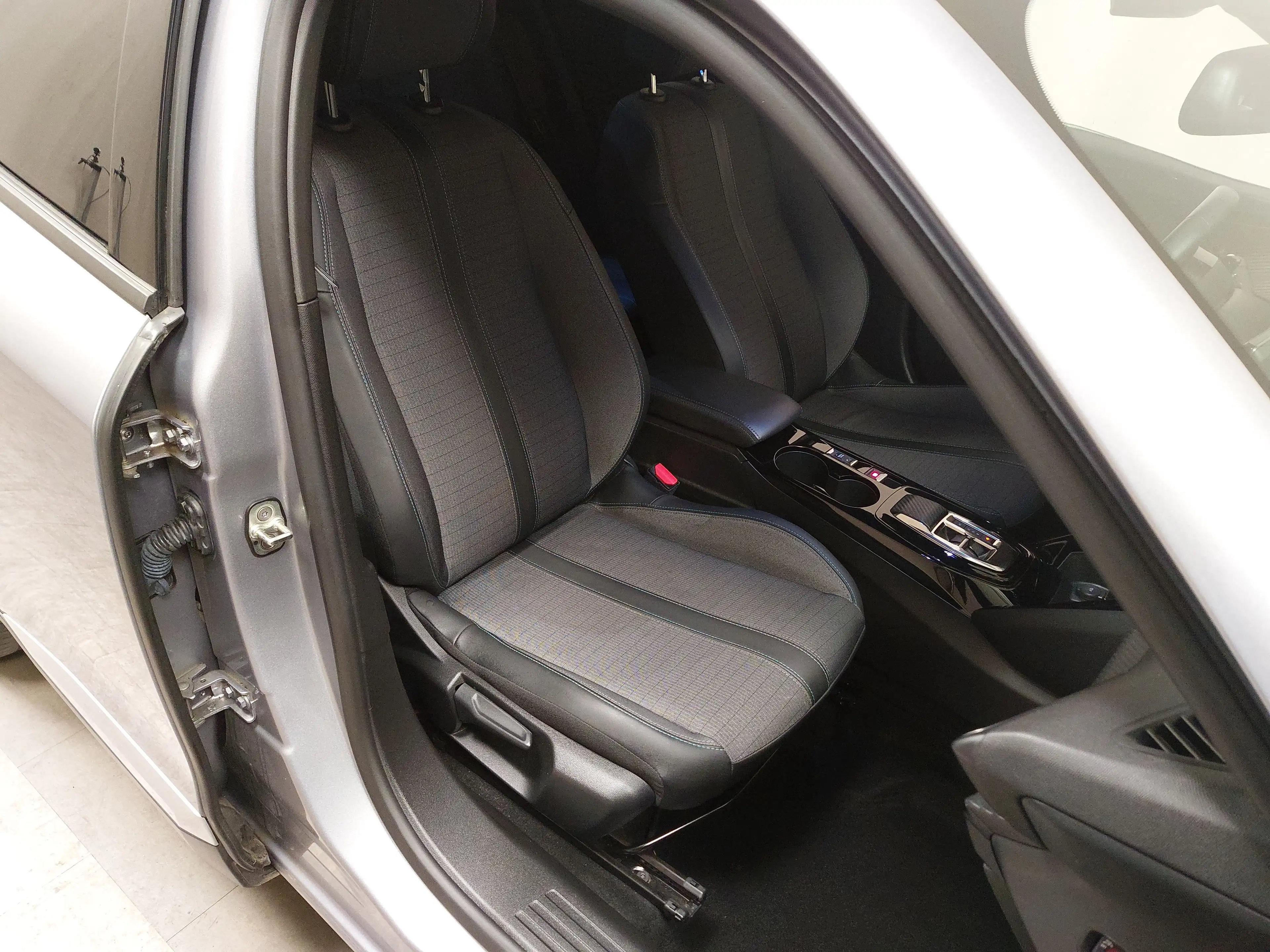 Peugeot 2008 BlueHDi 130 Allure T-Leder Navi LED RFK — photo 10