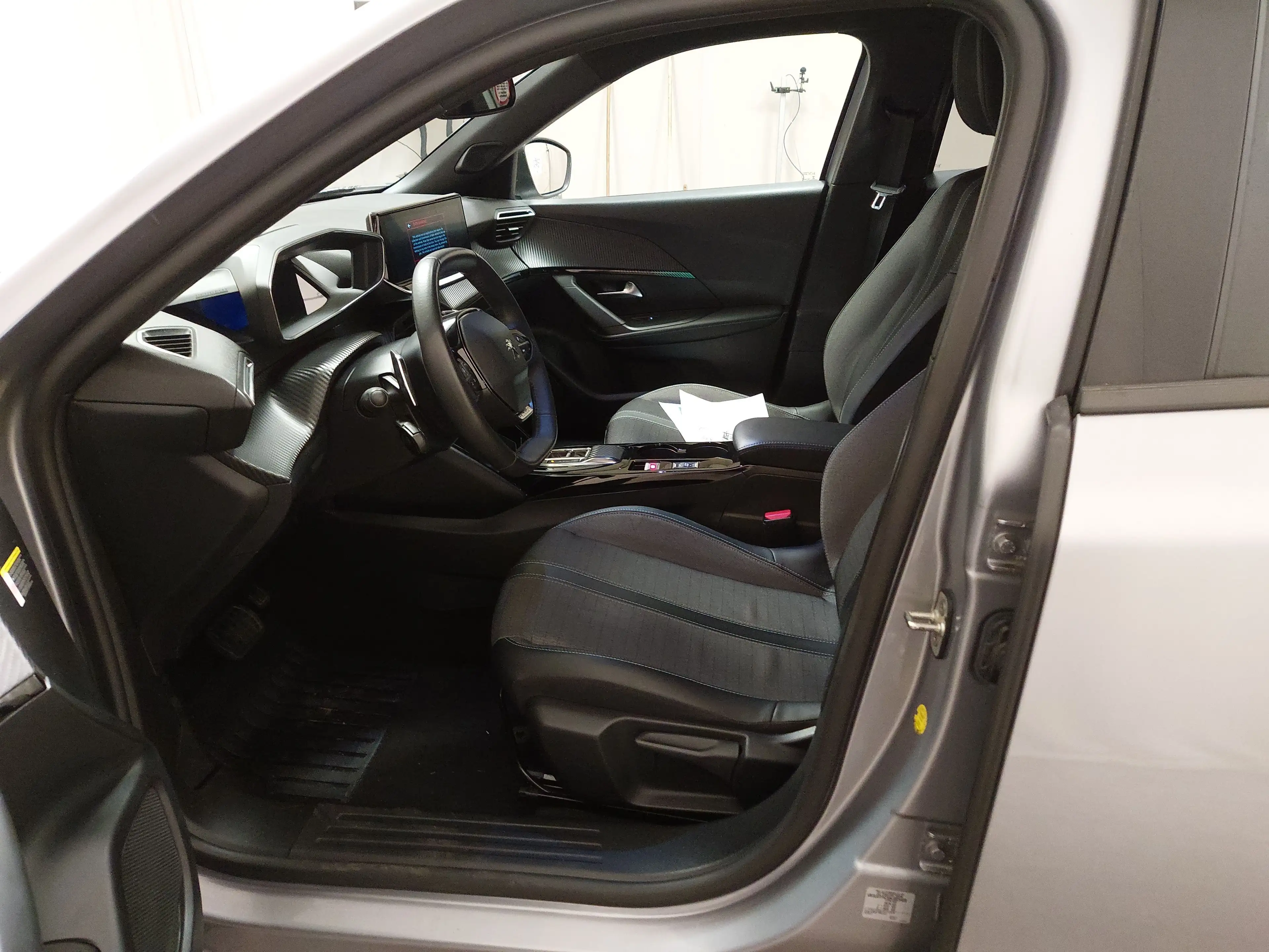 Peugeot 2008 BlueHDi 130 Allure T-Leder Navi LED RFK — photo 6