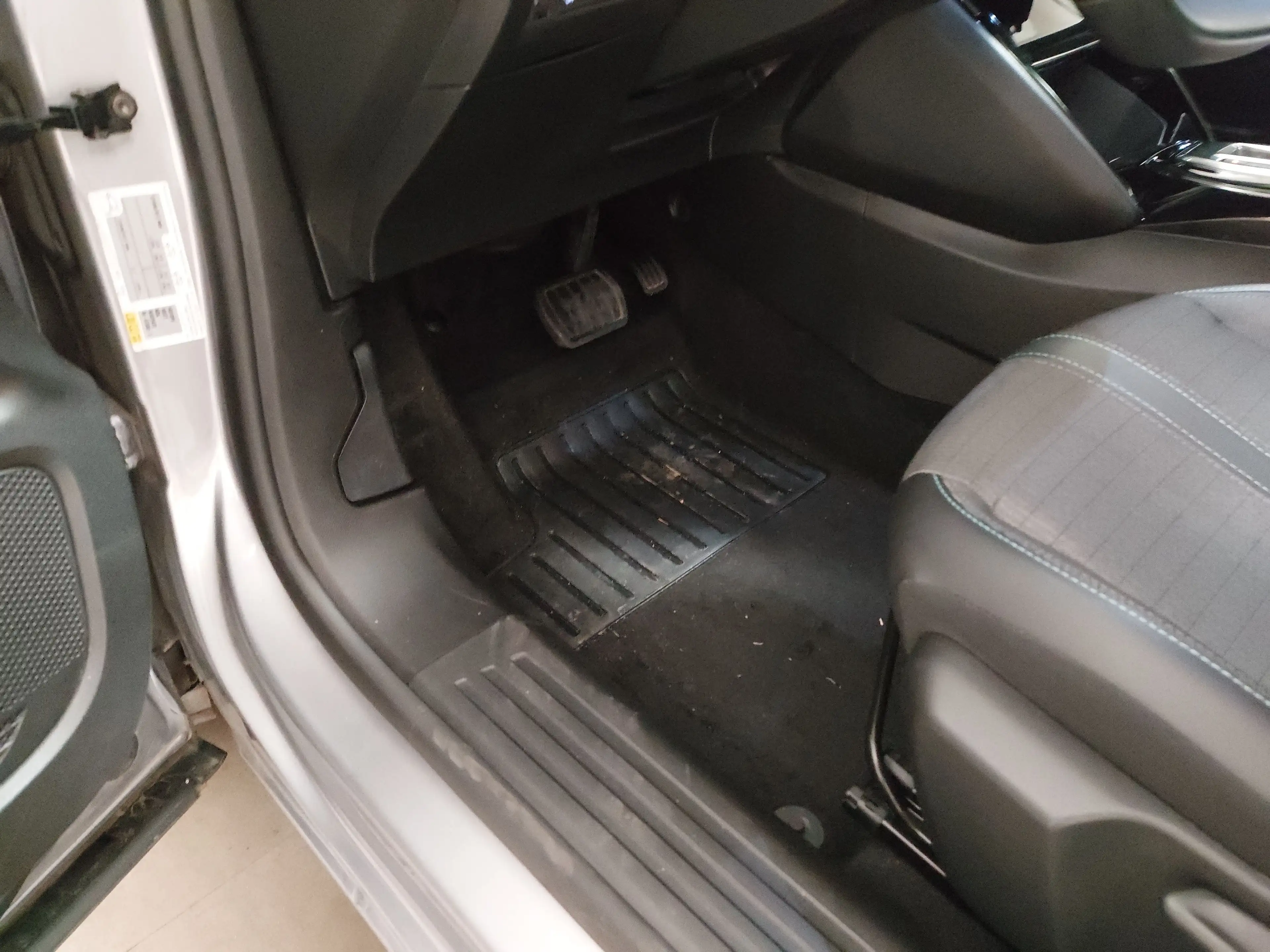 Peugeot 2008 BlueHDi 130 Allure T-Leder Navi LED RFK — photo 7
