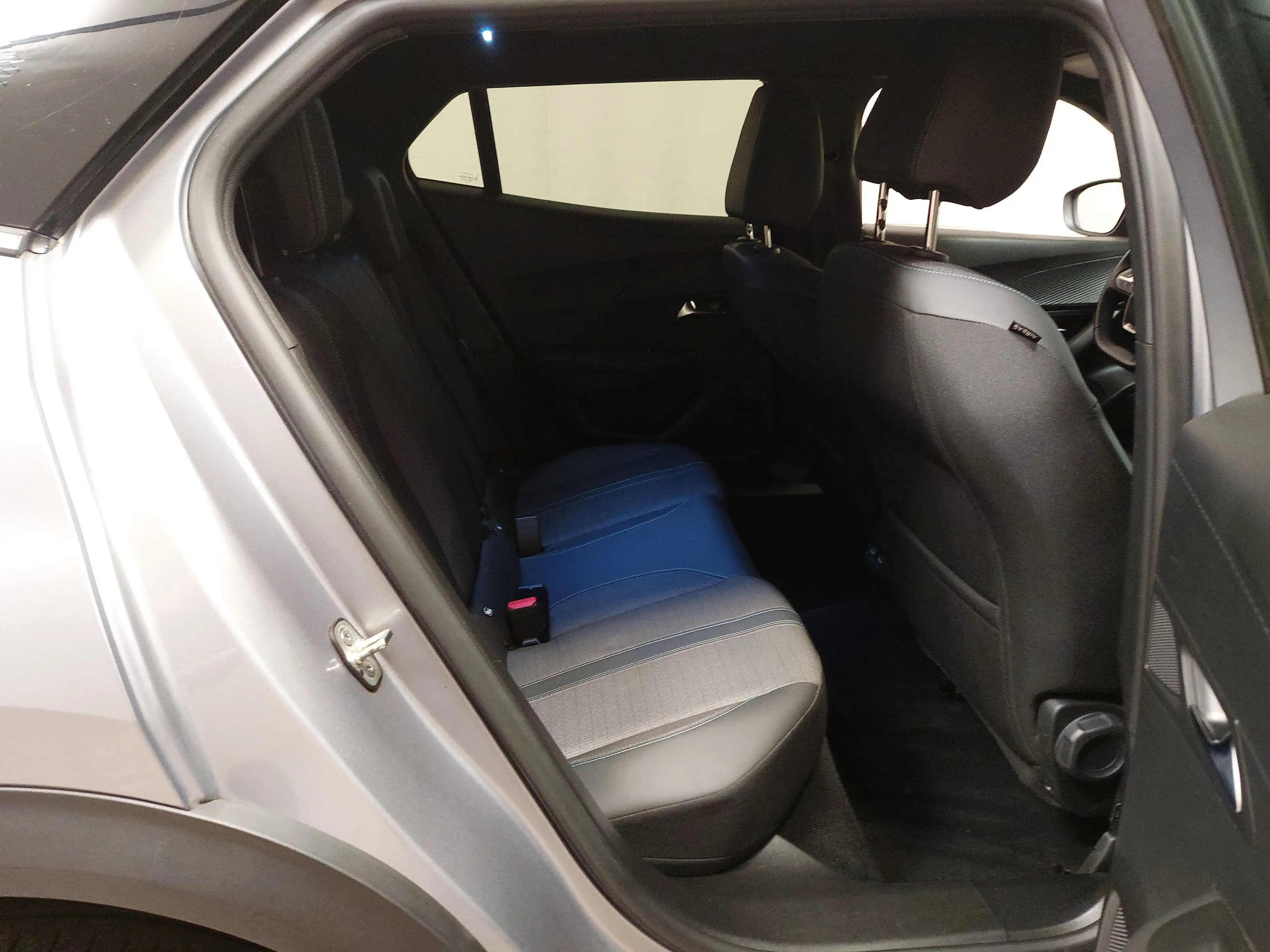 Peugeot 2008 BlueHDi 130 Allure T-Leder Navi LED RFK — photo 12