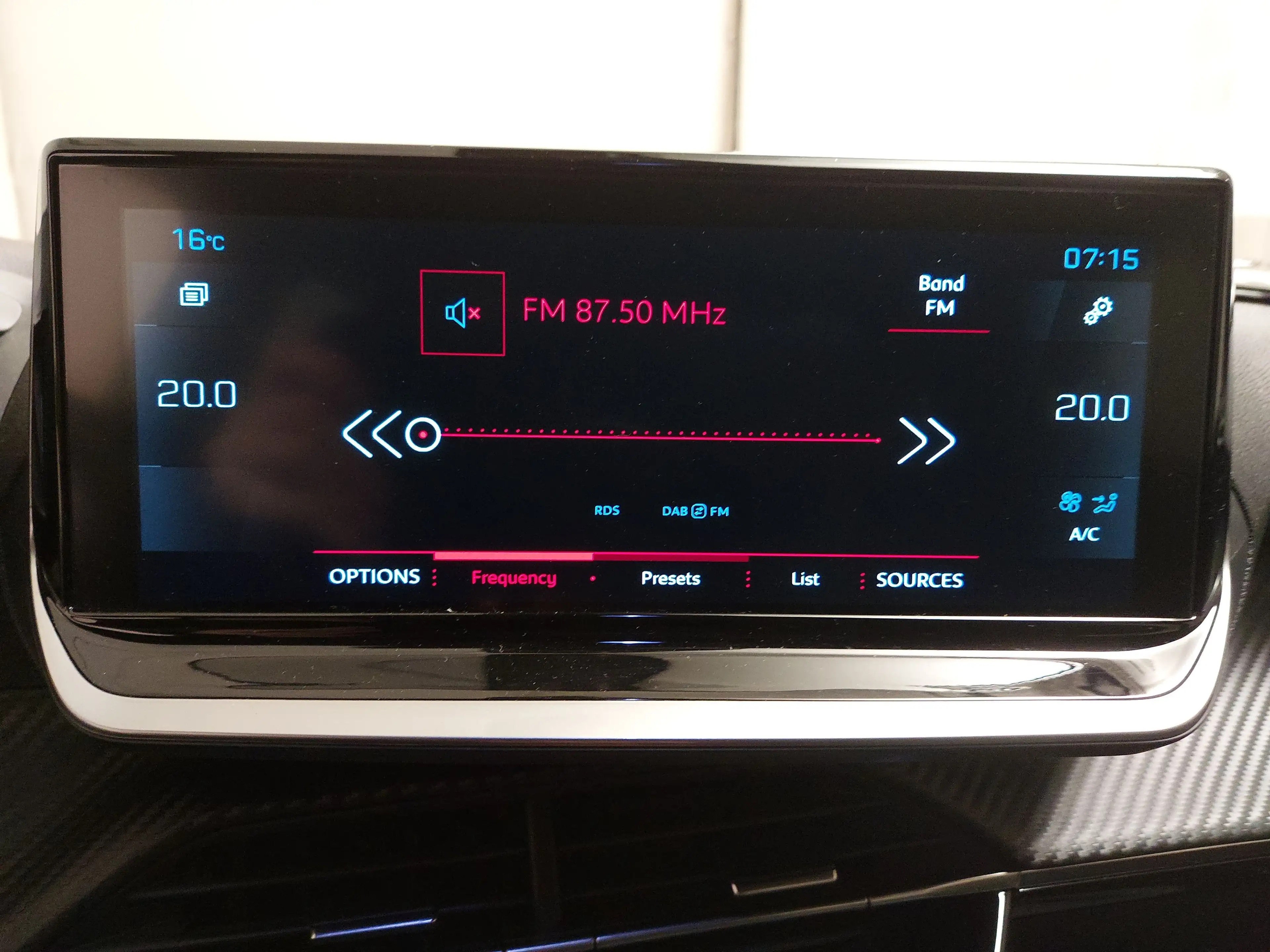 Peugeot 2008 BlueHDi 130 Allure T-Leder Navi LED RFK — photo 15