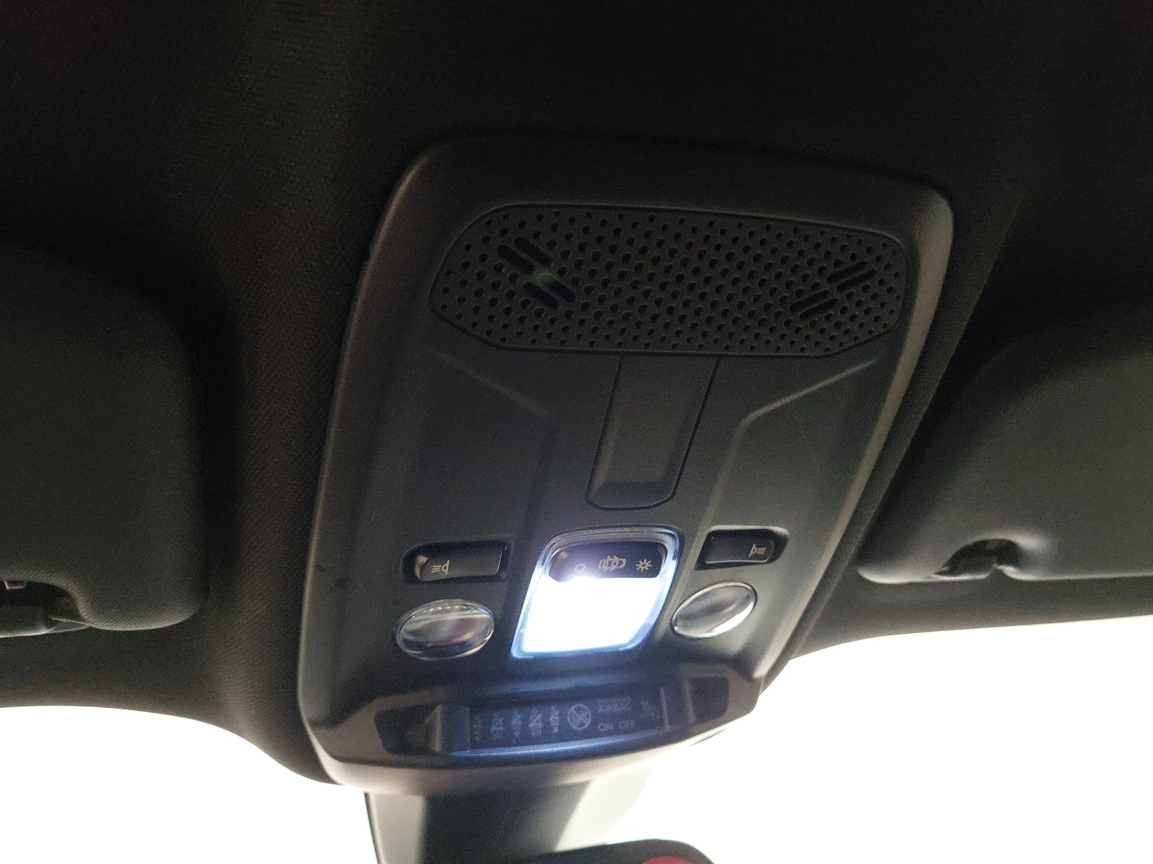 Peugeot 2008 BlueHDi 130 Allure T-Leder Navi LED RFK — photo 13