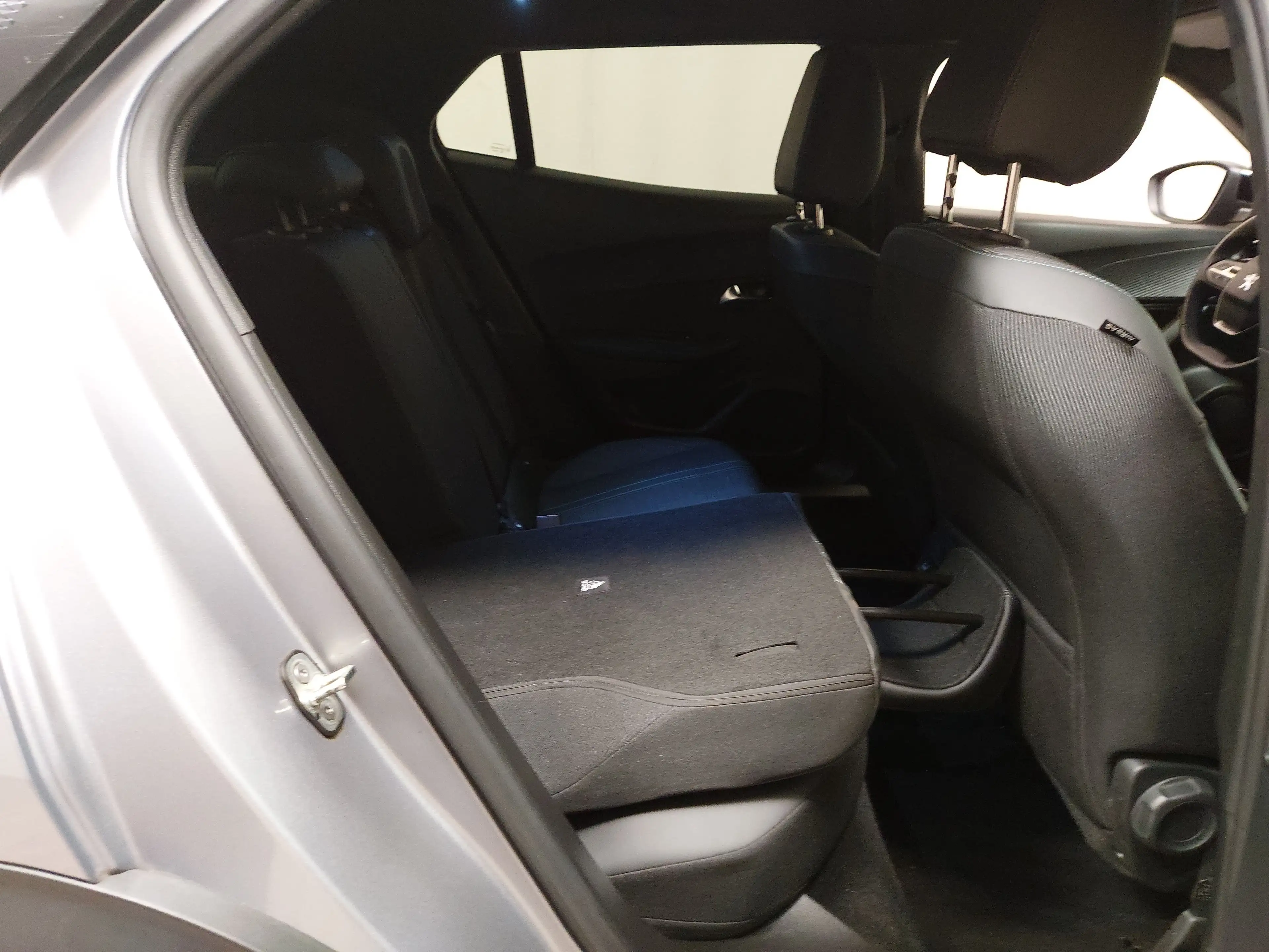 Peugeot 2008 BlueHDi 130 Allure T-Leder Navi LED RFK — photo 11