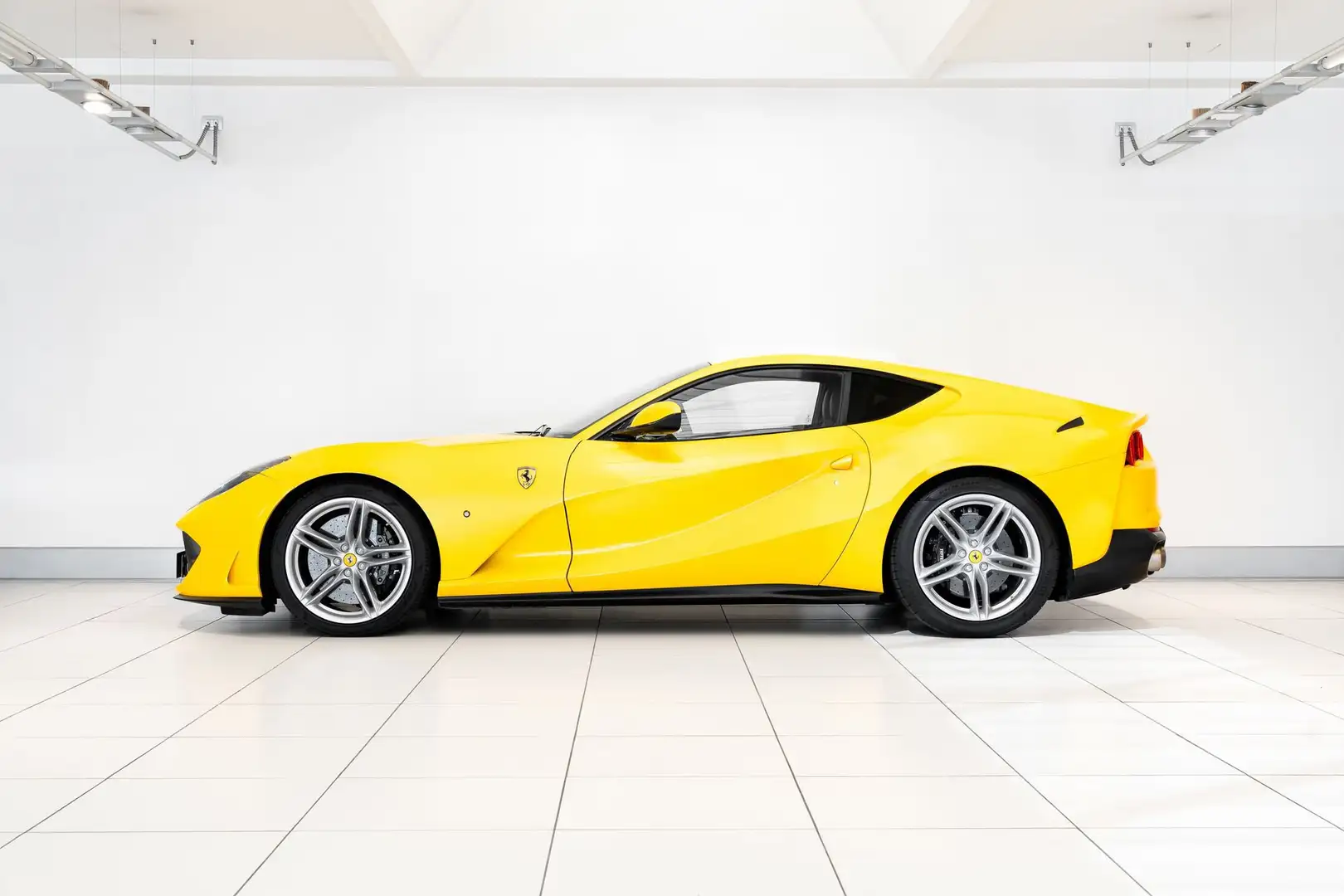 Ferrari 812 812 Superfast Giallo - 2