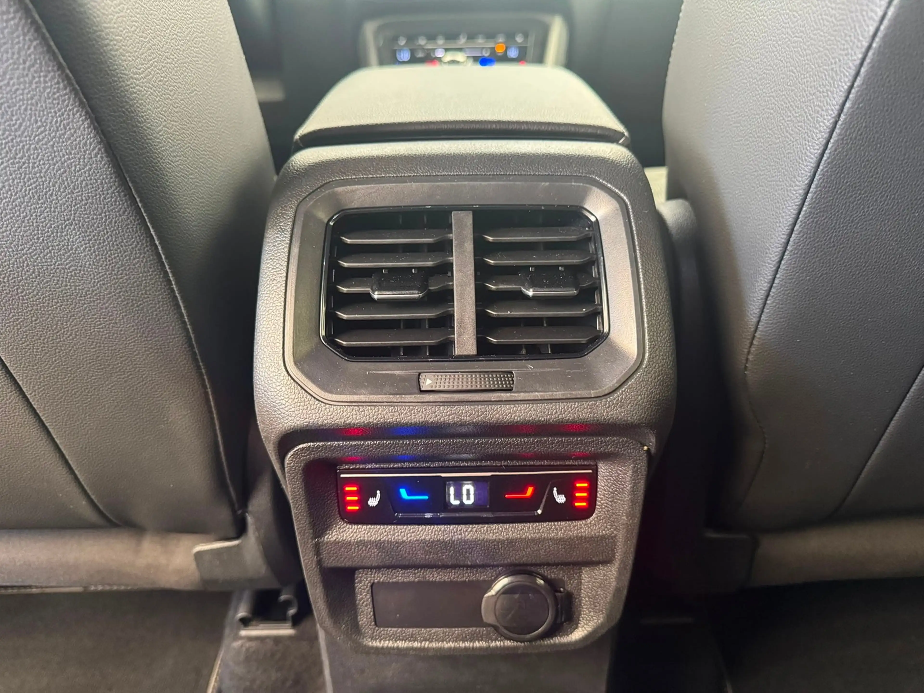Volkswagen Tiguan R-Line 2.0TDI DSG+360°KAMERA+MATRIX+ACC+20 — photo 14