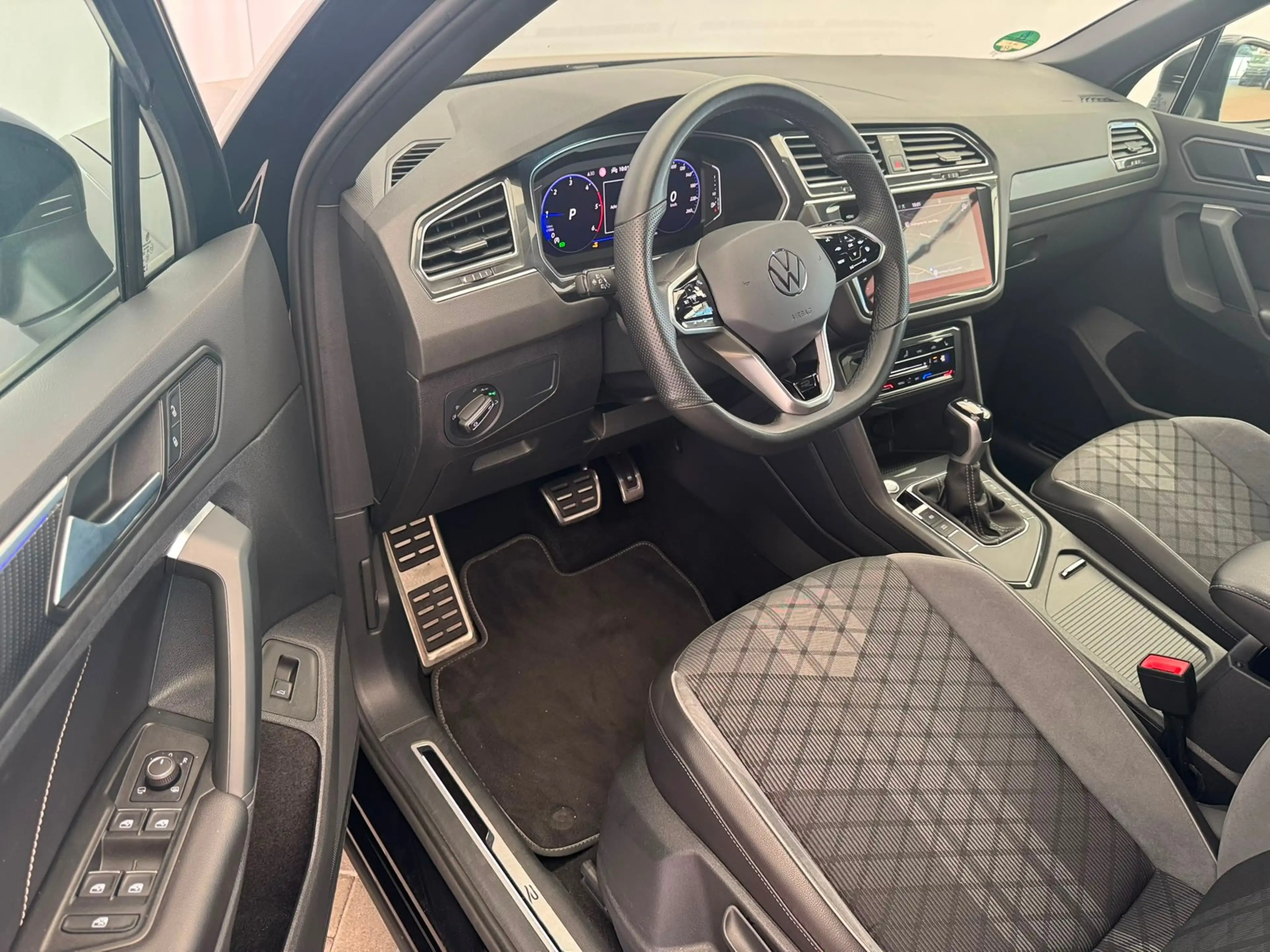 Volkswagen Tiguan R-Line 2.0TDI DSG+360°KAMERA+MATRIX+ACC+20 — photo 16