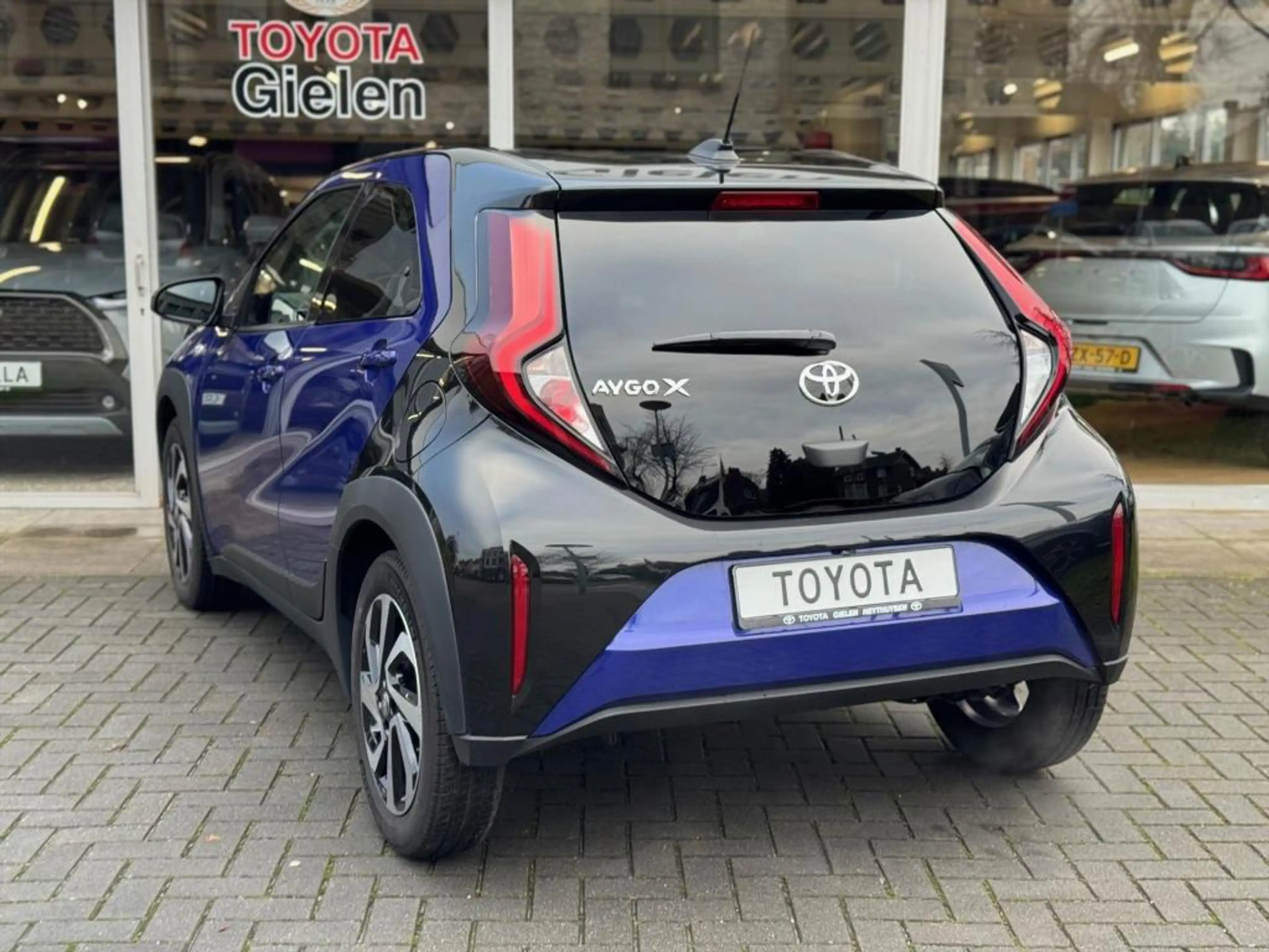 Toyota Aygo X 1.0 VVT-i MT Pulse Bi-tone | Juniper blue, 17 inch — photo 8
