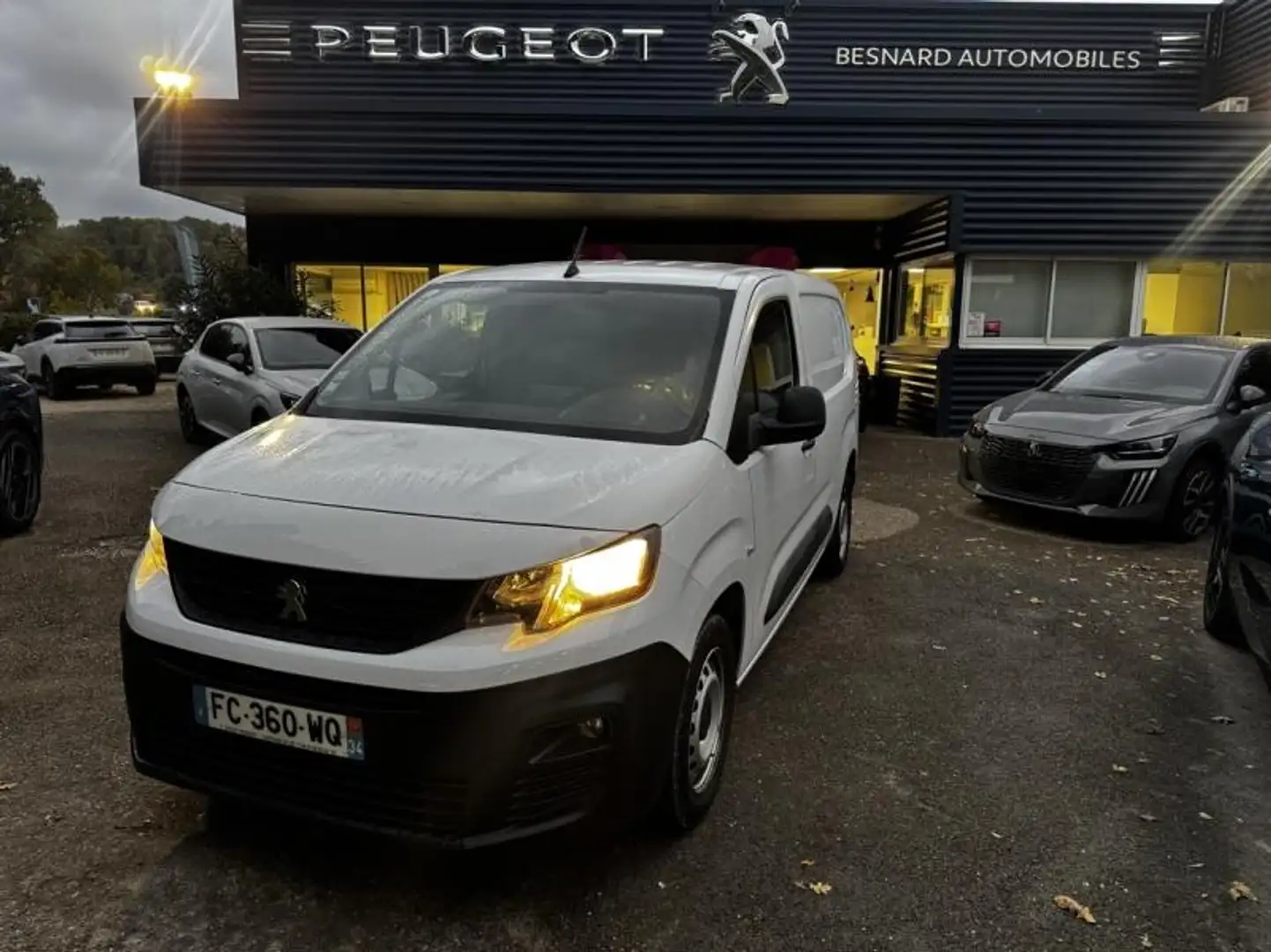 Peugeot Partner Long 950kg BlueHDi 100ch S\u0026S BVM5 Asphalt Blanc - 1