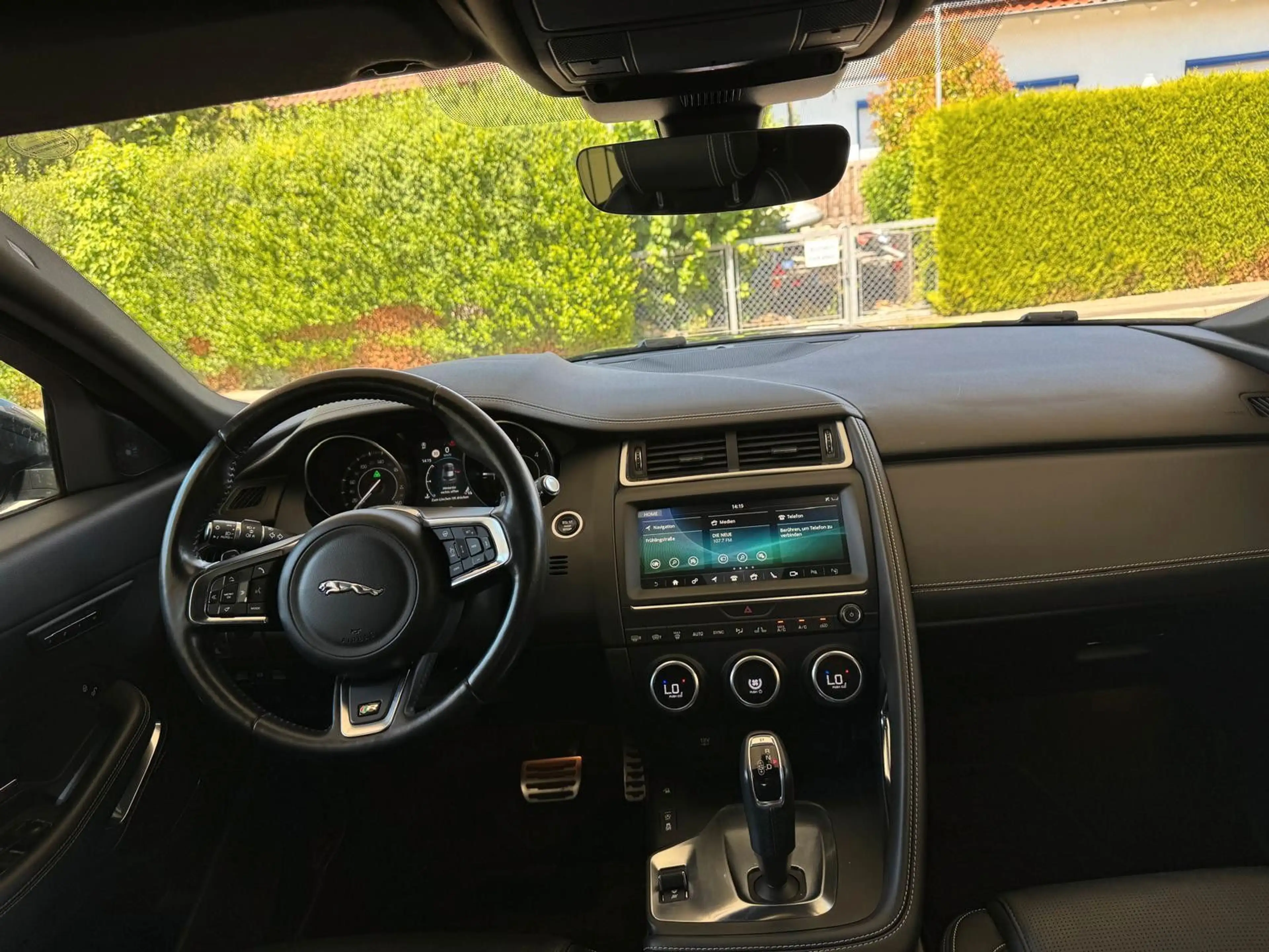 Jaguar E-Pace D150 R-DYNAMIC*NAVI/LEDER/CAM/MERIDAN* — photo 14