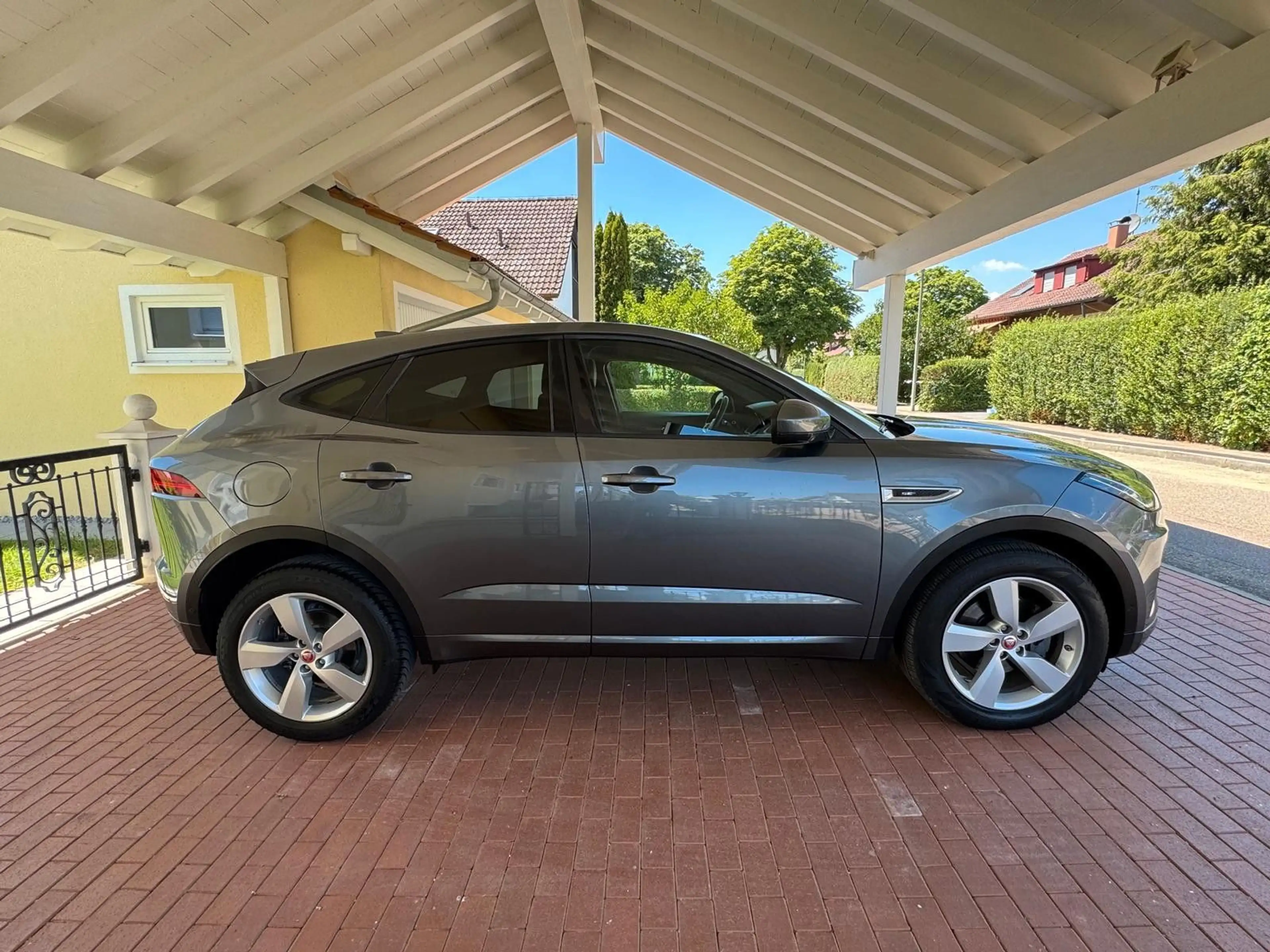Jaguar E-Pace D150 R-DYNAMIC*NAVI/LEDER/CAM/MERIDAN* — photo 6