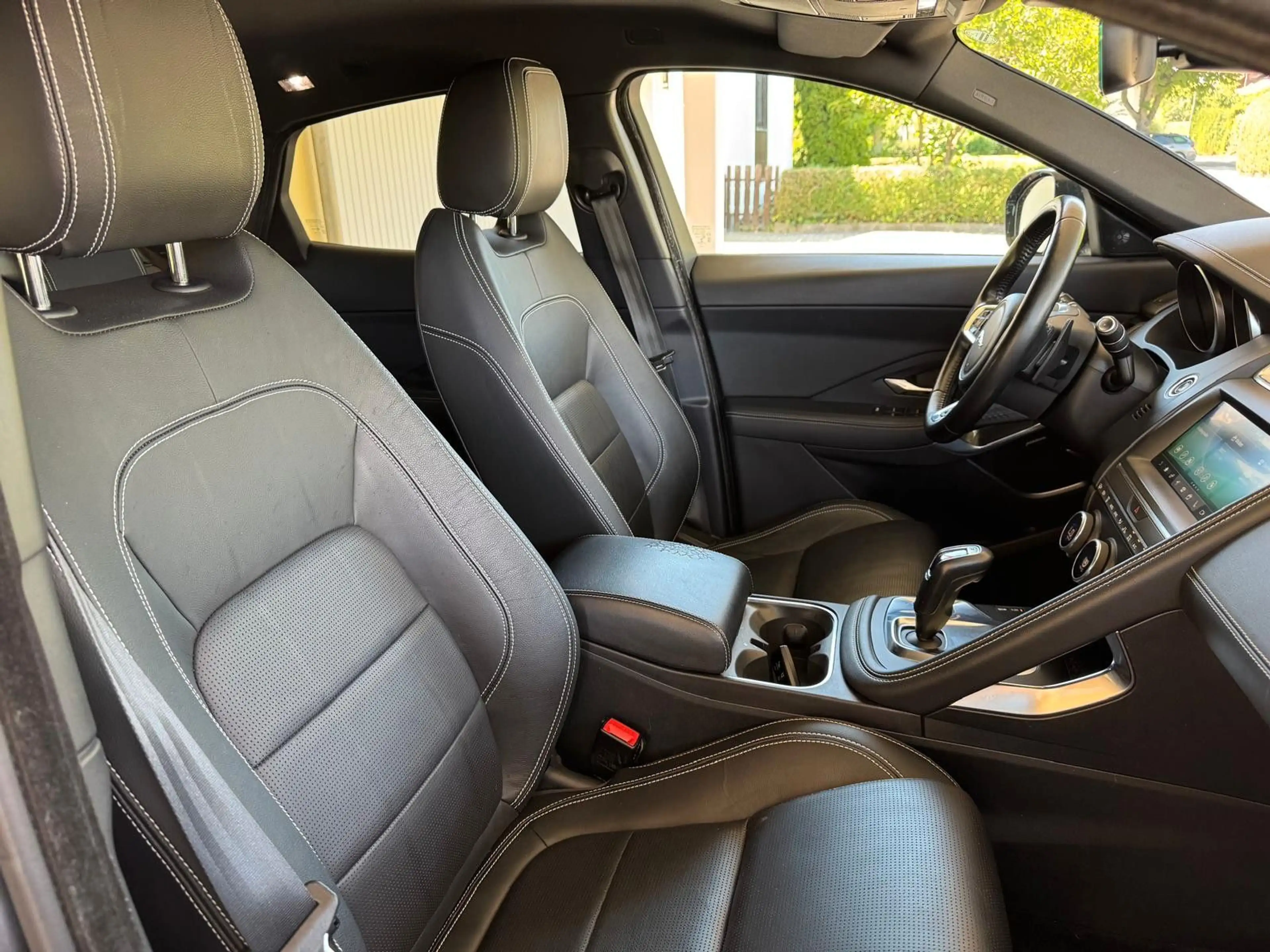Jaguar E-Pace D150 R-DYNAMIC*NAVI/LEDER/CAM/MERIDAN* — photo 11