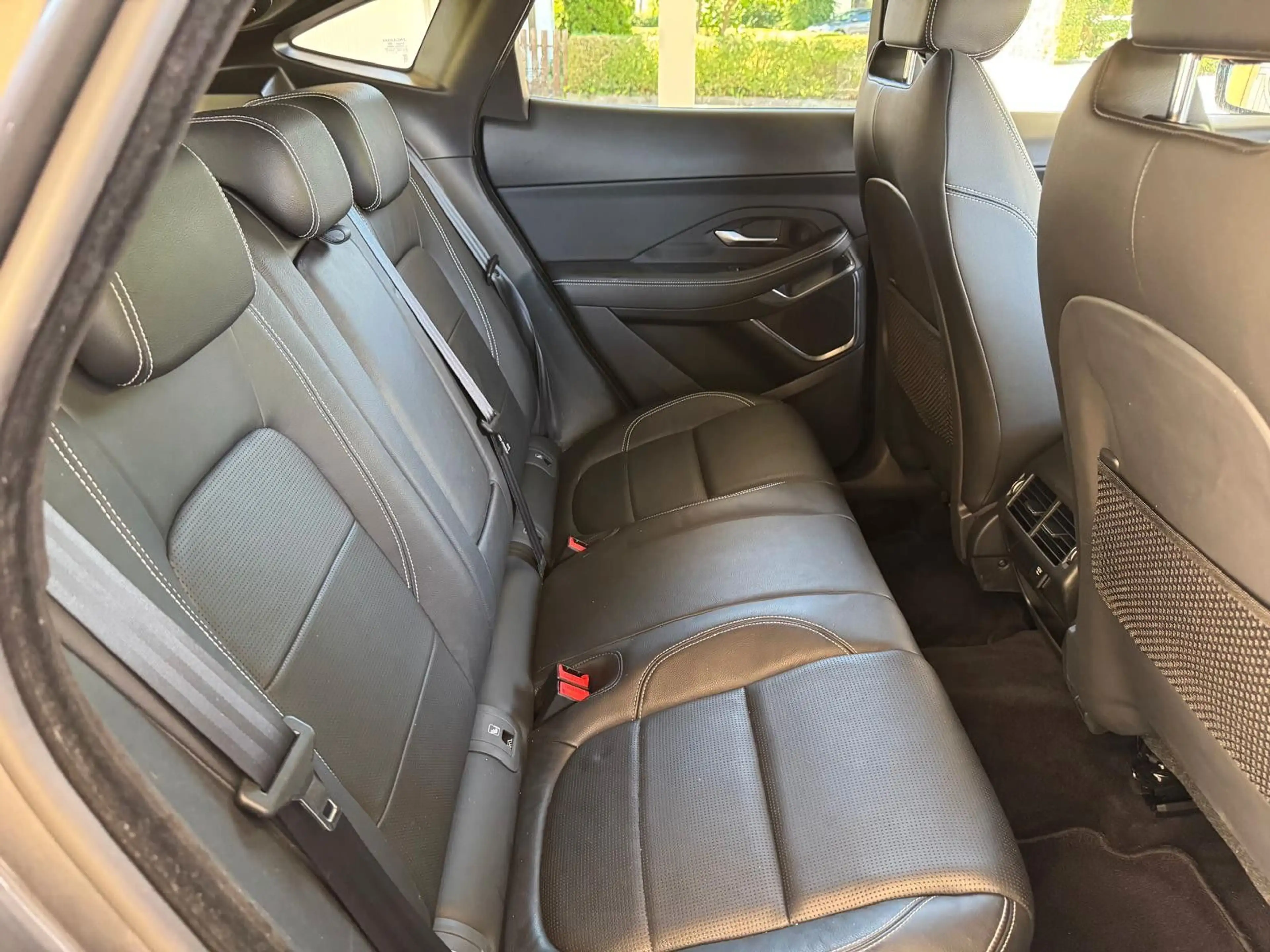 Jaguar E-Pace D150 R-DYNAMIC*NAVI/LEDER/CAM/MERIDAN* — photo 13
